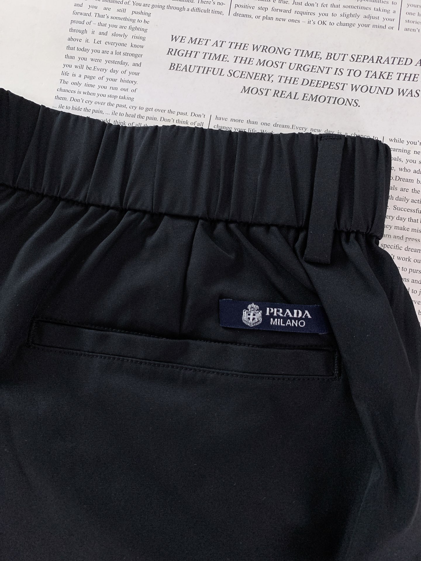 Prada 普拉达 2026SS春夏新品 盾标刺绣直筒休闲裤👖高密尼龙混纺面料，轻盈垂坠又抗皱，自带防泼