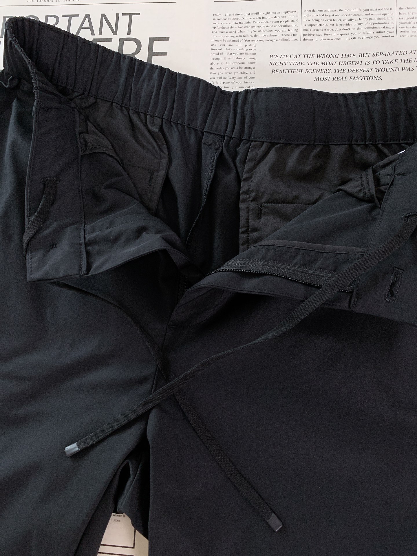 Prada 普拉达 2026SS春夏新品 盾标刺绣直筒休闲裤👖高密尼龙混纺面料，轻盈垂坠又抗皱，自带防泼