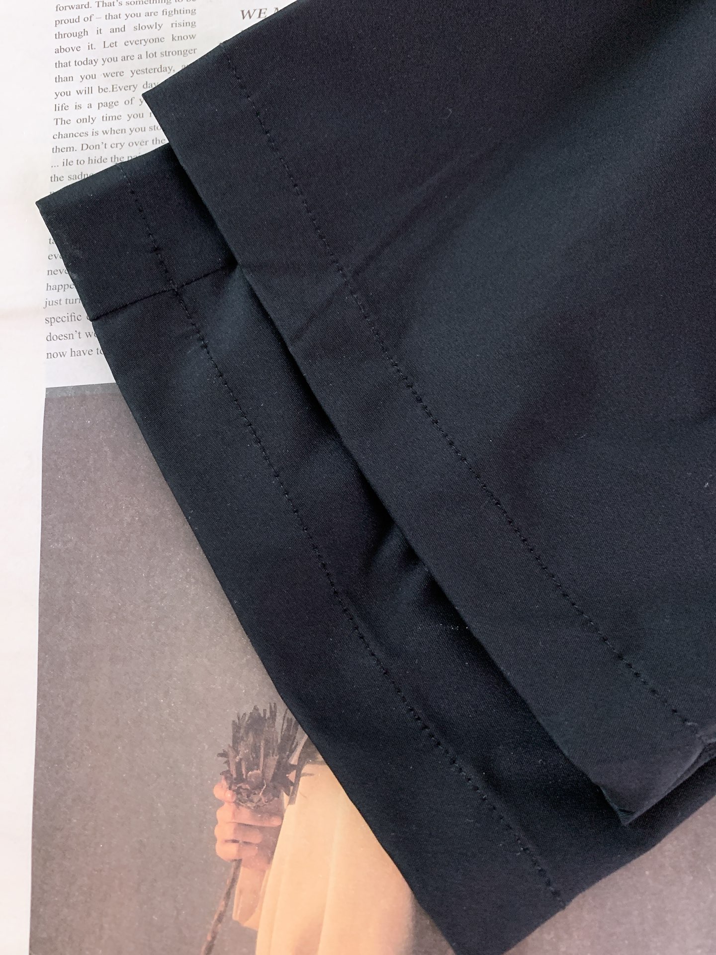 Prada 普拉达 2026SS春夏新品 盾标刺绣直筒休闲裤👖高密尼龙混纺面料，轻盈垂坠又抗皱，自带防泼