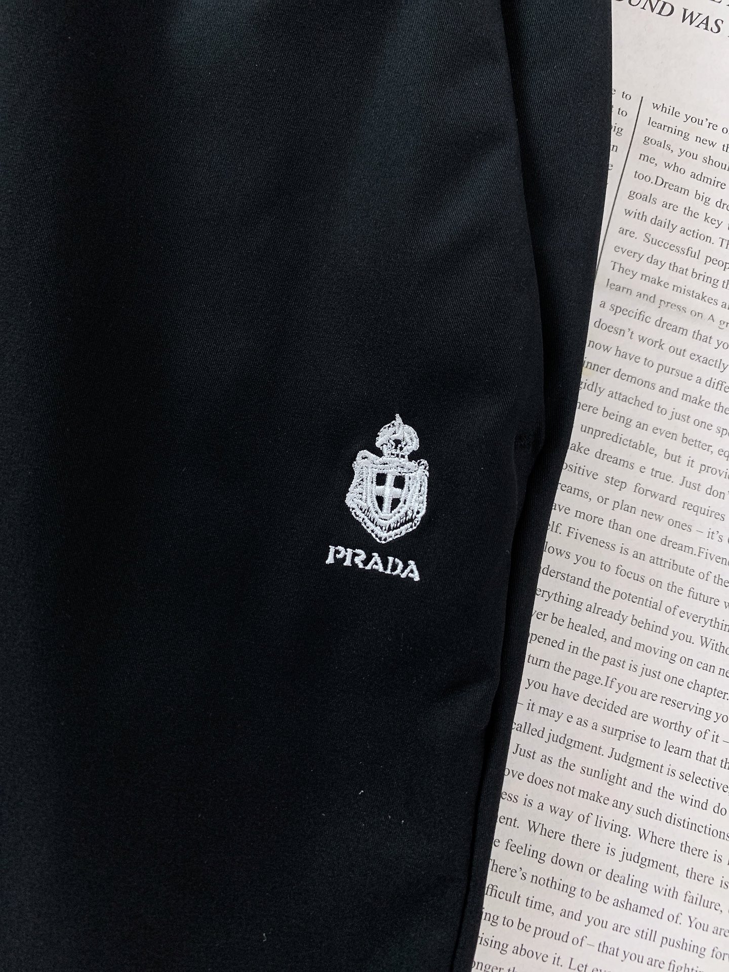Prada 普拉达 2026SS春夏新品 盾标刺绣直筒休闲裤👖高密尼龙混纺面料，轻盈垂坠又抗皱，自带防泼
