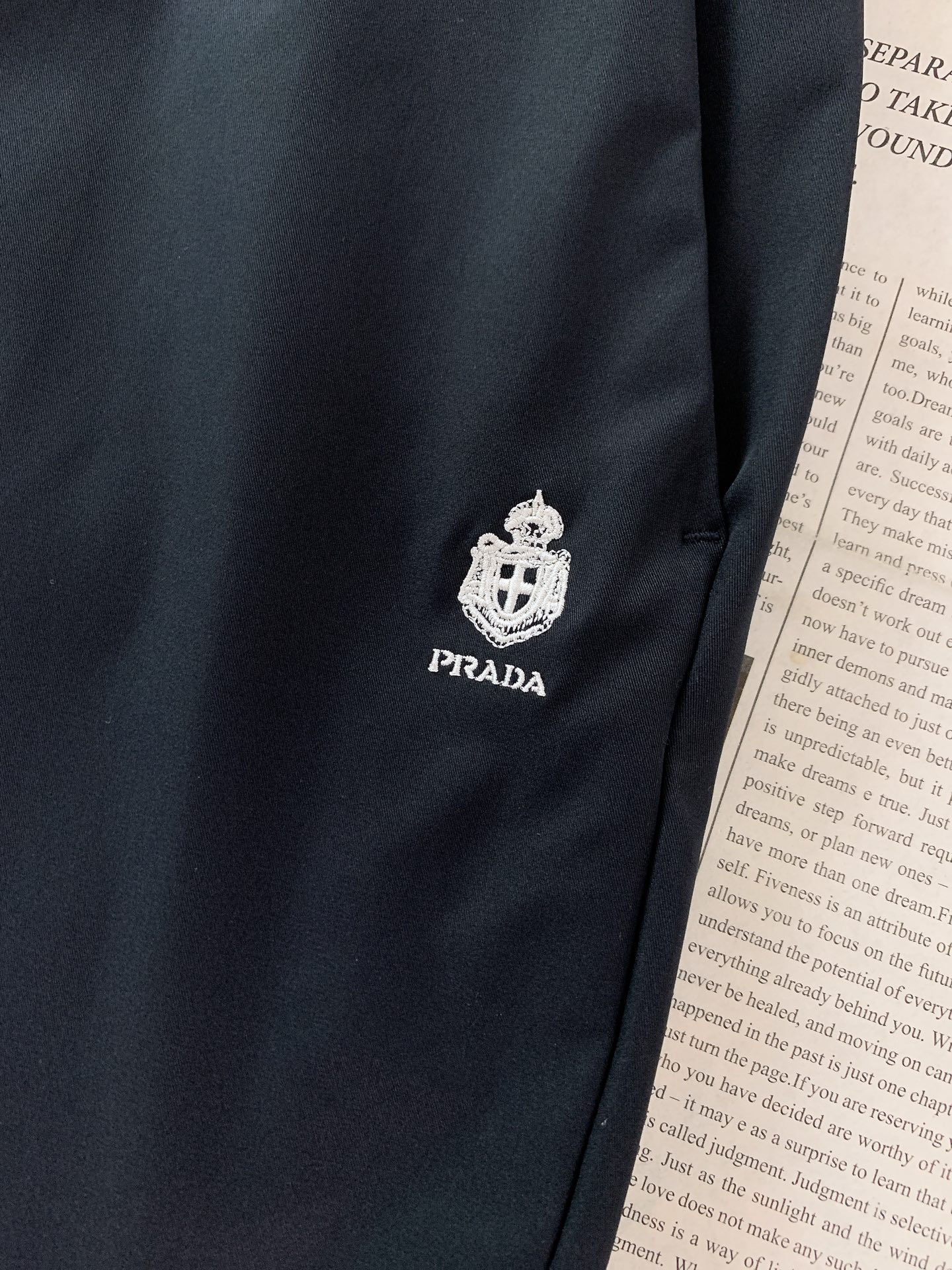 Prada 普拉达 2026SS春夏新品 盾标刺绣直筒休闲裤👖高密尼龙混纺面料，轻盈垂坠又抗皱，自带防泼