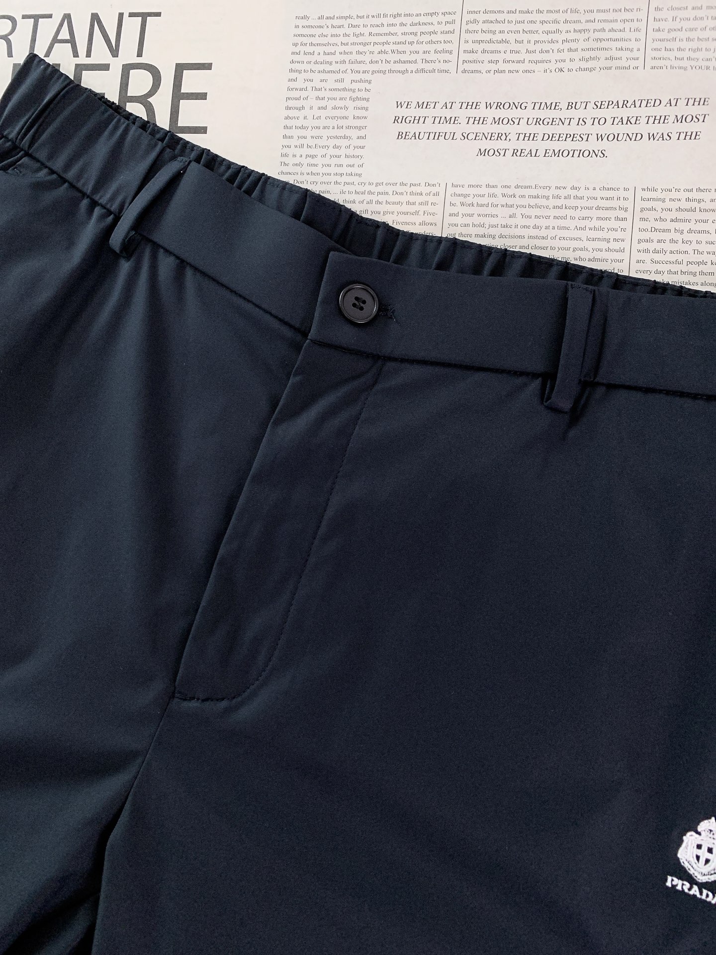 Prada 普拉达 2026SS春夏新品 盾标刺绣直筒休闲裤👖高密尼龙混纺面料，轻盈垂坠又抗皱，自带防泼