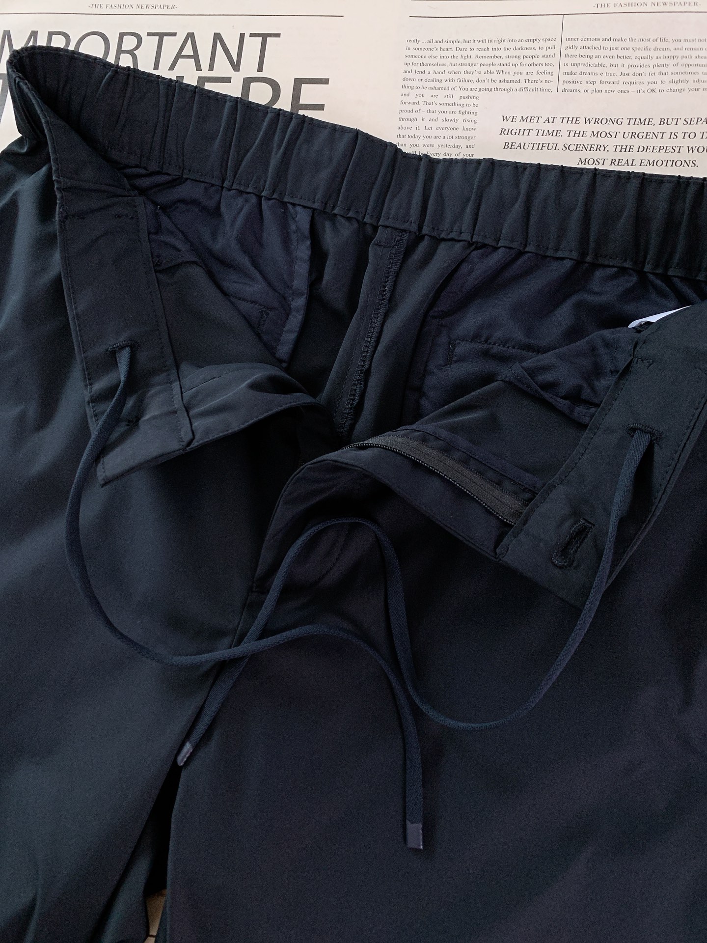Prada 普拉达 2026SS春夏新品 盾标刺绣直筒休闲裤👖高密尼龙混纺面料，轻盈垂坠又抗皱，自带防泼