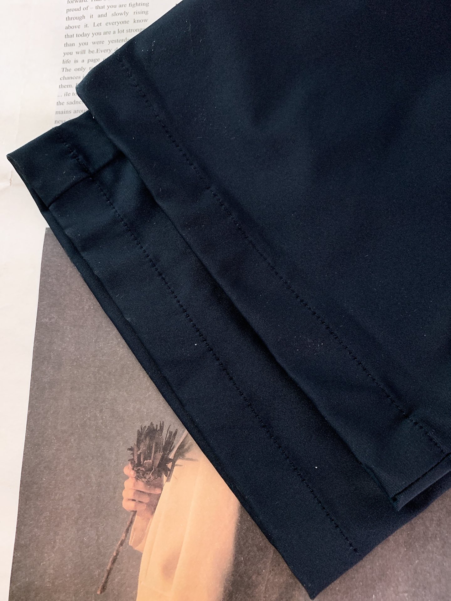 Prada 普拉达 2026SS春夏新品 盾标刺绣直筒休闲裤👖高密尼龙混纺面料，轻盈垂坠又抗皱，自带防泼