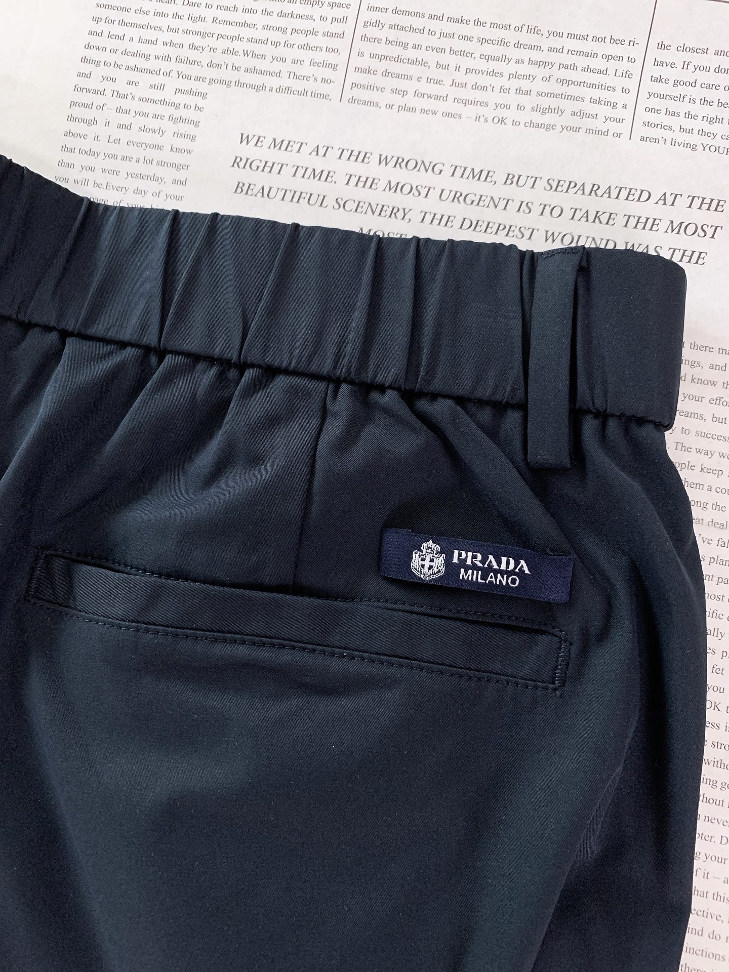 Prada 普拉达 2026SS春夏新品 盾标刺绣直筒休闲裤👖高密尼龙混纺面料，轻盈垂坠又抗皱，自带防泼