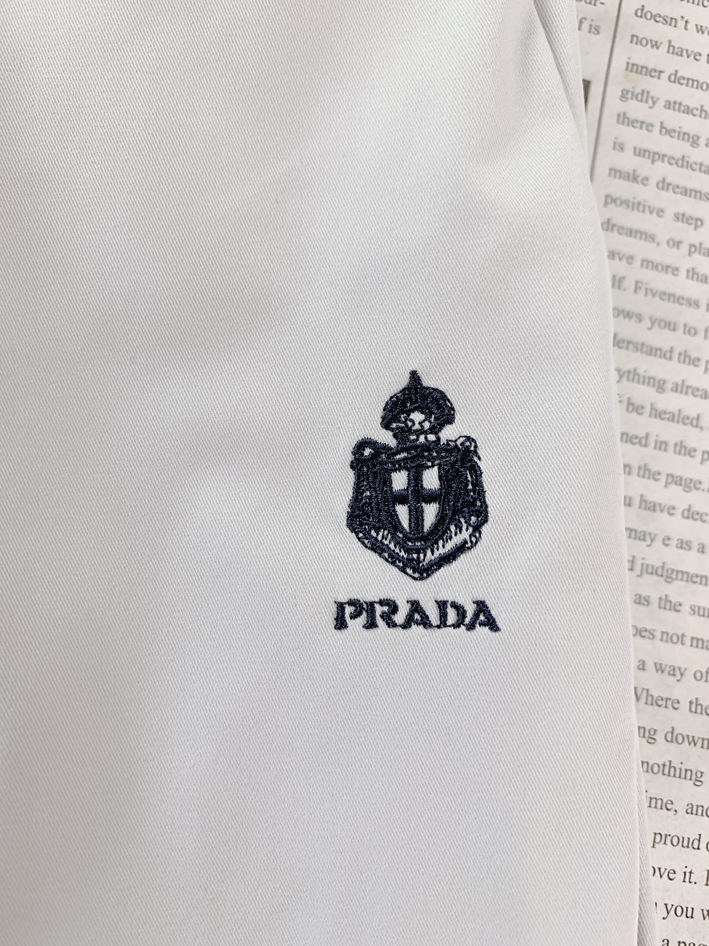 Prada 普拉达 2026SS春夏新品 盾标刺绣直筒休闲裤👖高密尼龙混纺面料，轻盈垂坠又抗皱，自带防泼
