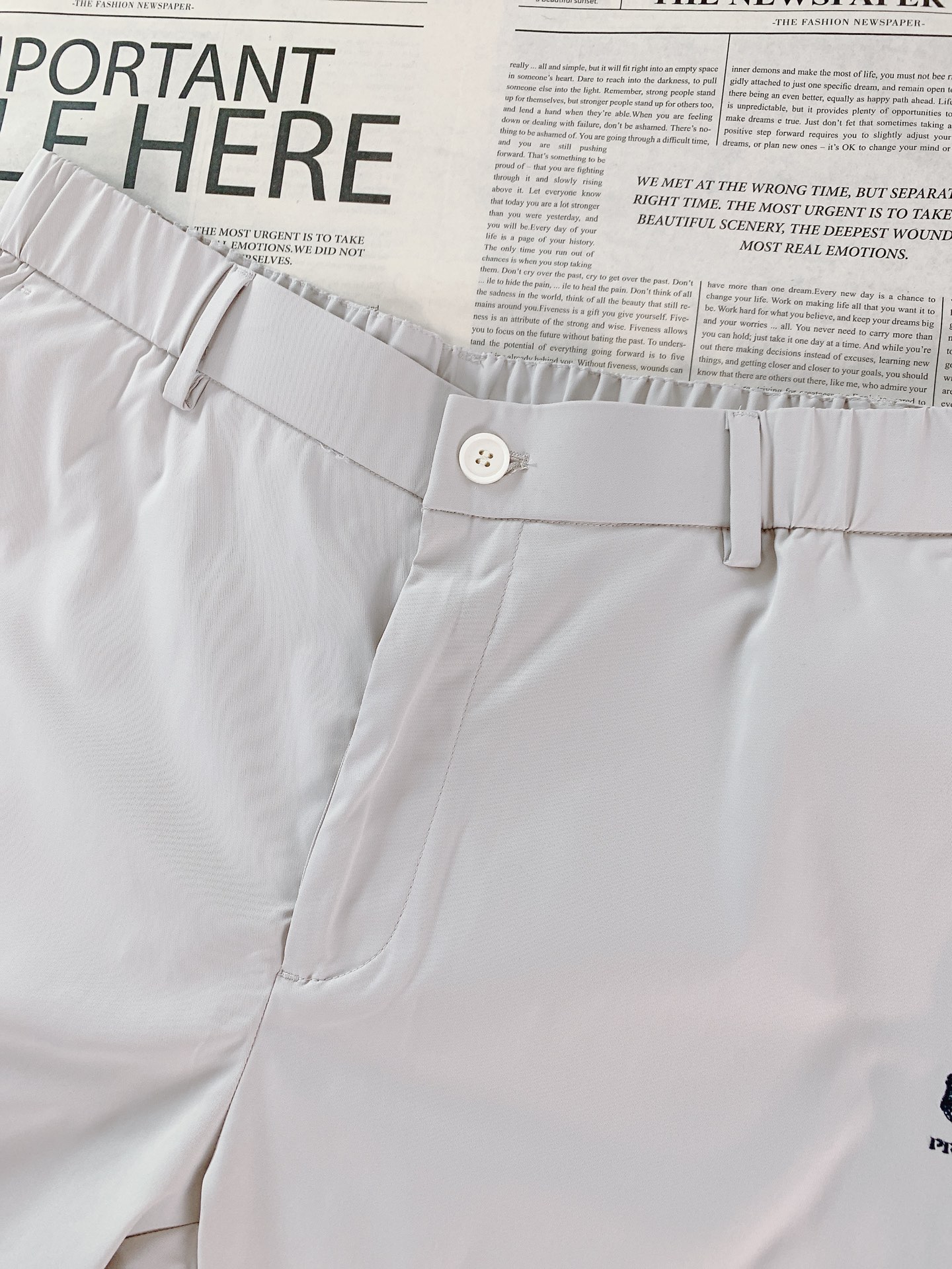 Prada 普拉达 2026SS春夏新品 盾标刺绣直筒休闲裤👖高密尼龙混纺面料，轻盈垂坠又抗皱，自带防泼