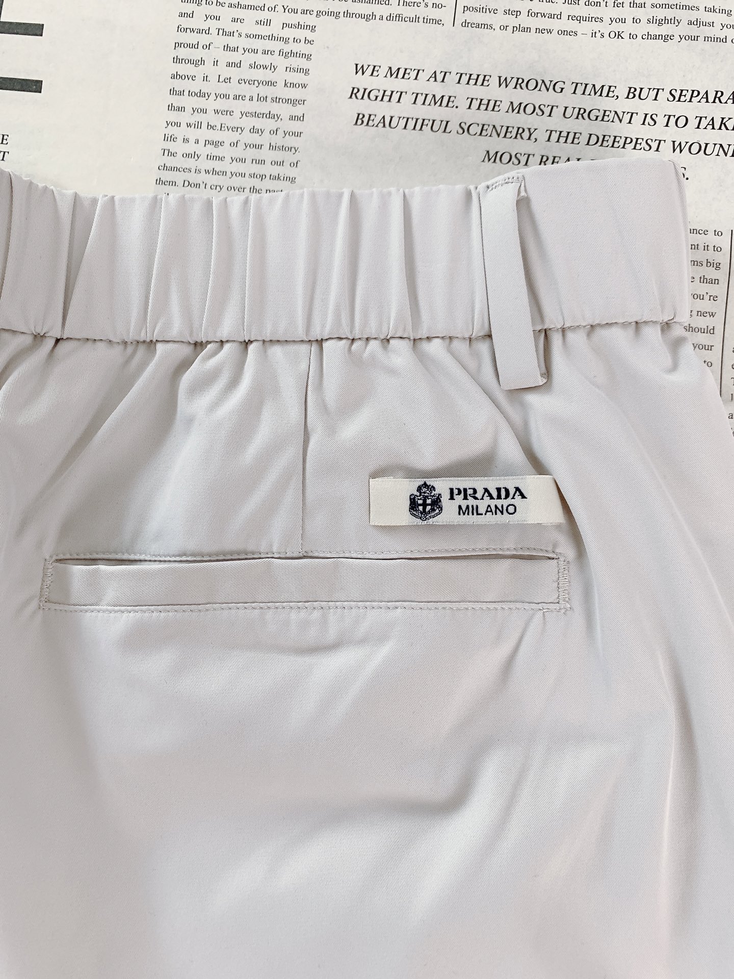 Prada 普拉达 2026SS春夏新品 盾标刺绣直筒休闲裤👖高密尼龙混纺面料，轻盈垂坠又抗皱，自带防泼