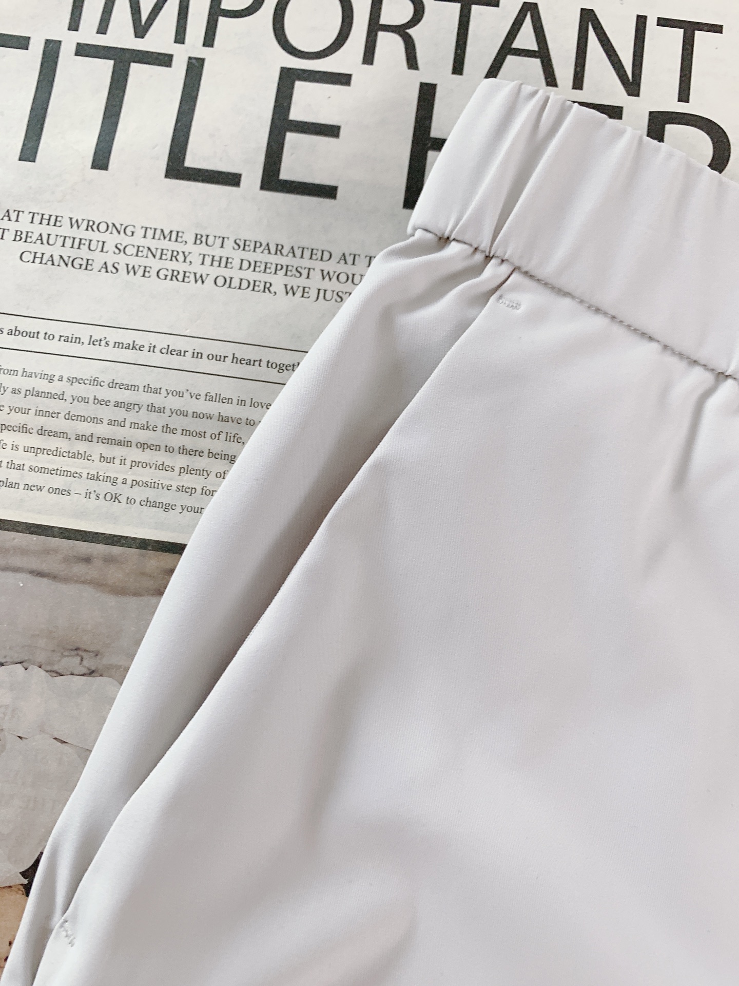 Prada 普拉达 2026SS春夏新品 盾标刺绣直筒休闲裤👖高密尼龙混纺面料，轻盈垂坠又抗皱，自带防泼