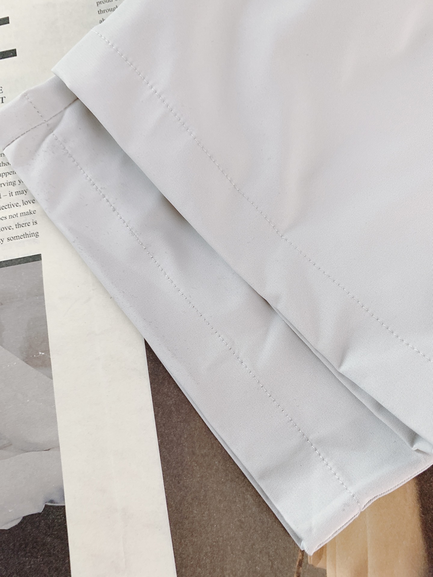 Prada 普拉达 2026SS春夏新品 盾标刺绣直筒休闲裤👖高密尼龙混纺面料，轻盈垂坠又抗皱，自带防泼
