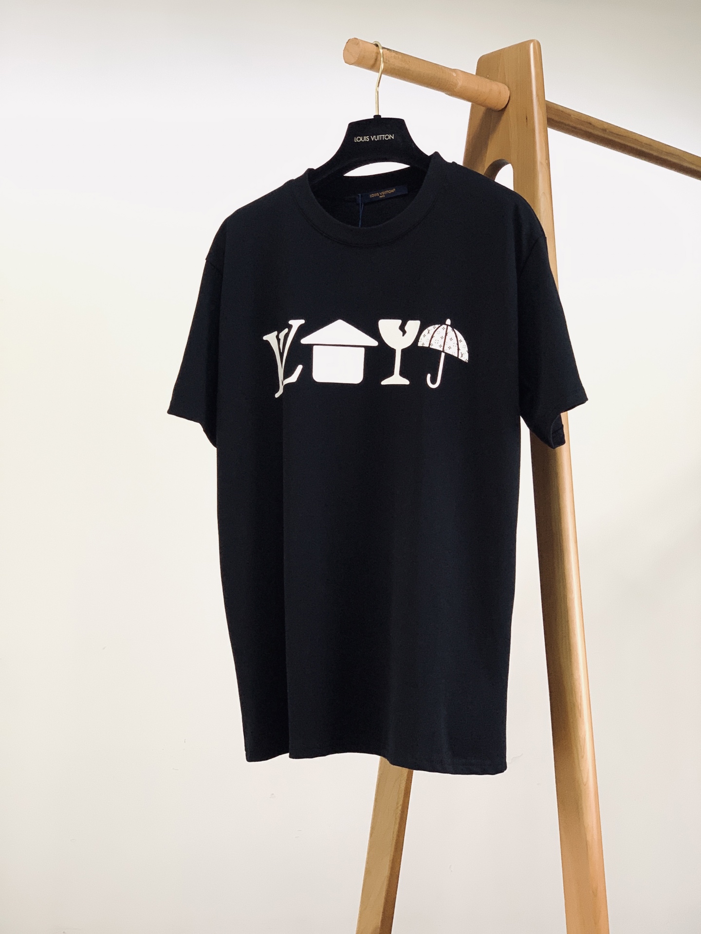 LouisVuitton 路易威登 2026SS春夏新品趣味符号印花黑T👕打破常规Logo设计，胸前创意