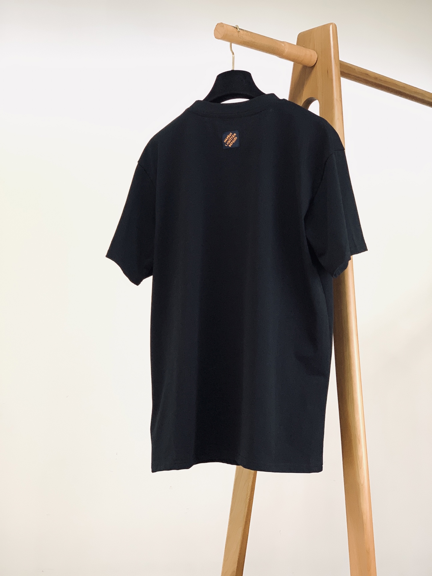 LouisVuitton 路易威登 2026SS春夏新品趣味符号印花黑T👕打破常规Logo设计，胸前创意