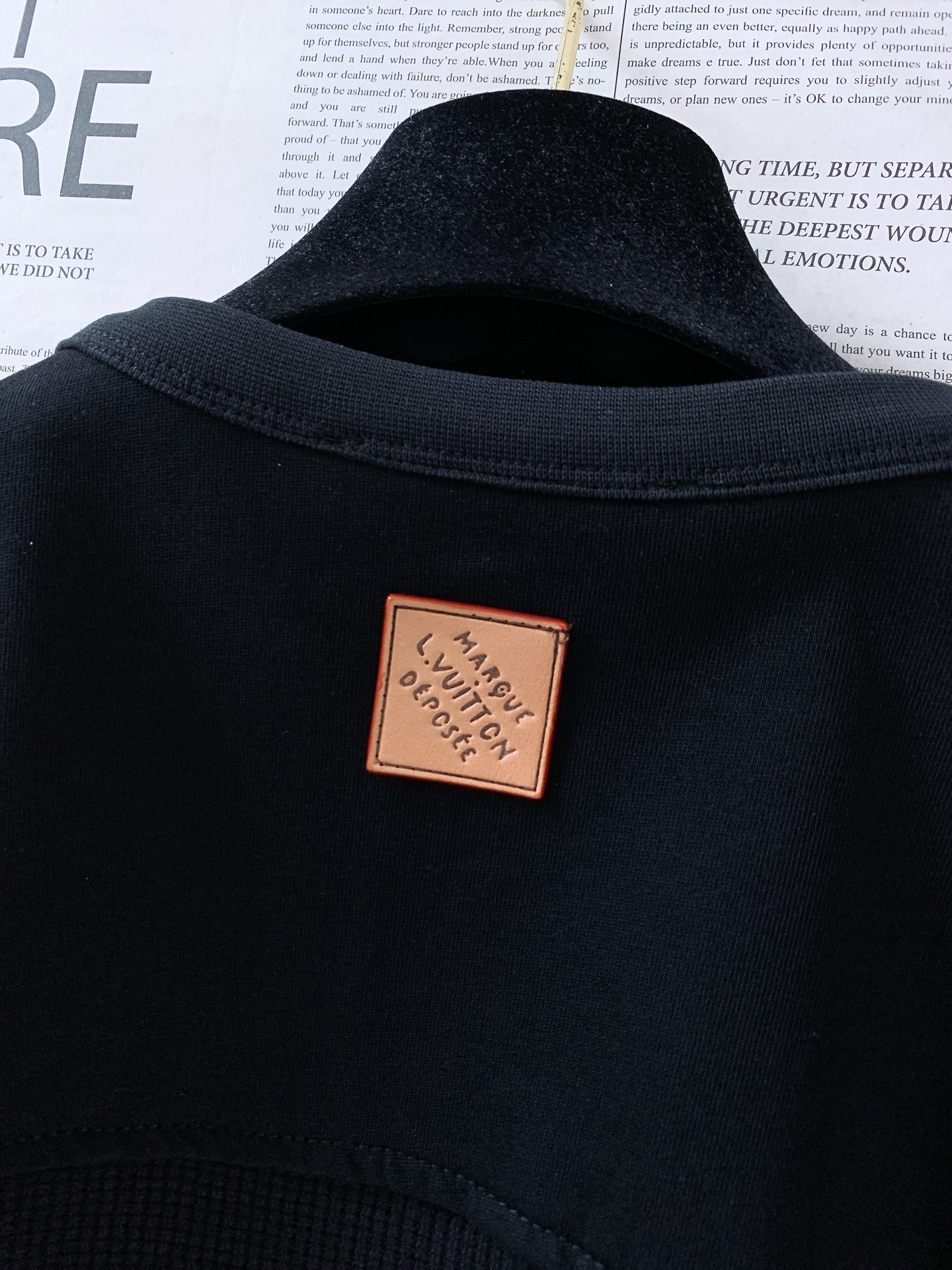 LouisVuitton 路易威登 华夫格长袖T恤精选高克重定织华夫格针织面料，立体肌理饱满清晰，上手软
