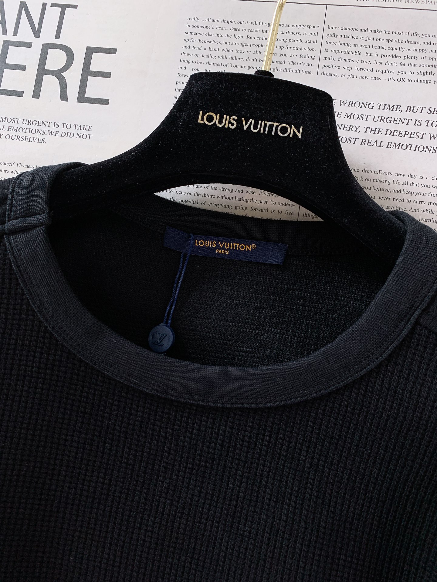 LouisVuitton 路易威登 华夫格长袖T恤精选高克重定织华夫格针织面料，立体肌理饱满清晰，上手软