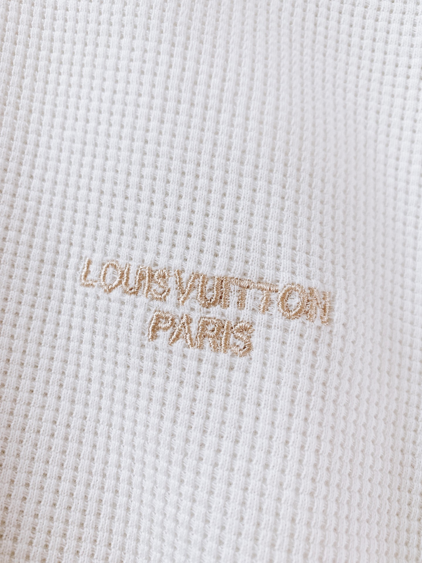 LouisVuitton 路易威登 华夫格长袖T恤精选高克重定织华夫格针织面料，立体肌理饱满清晰，上手软