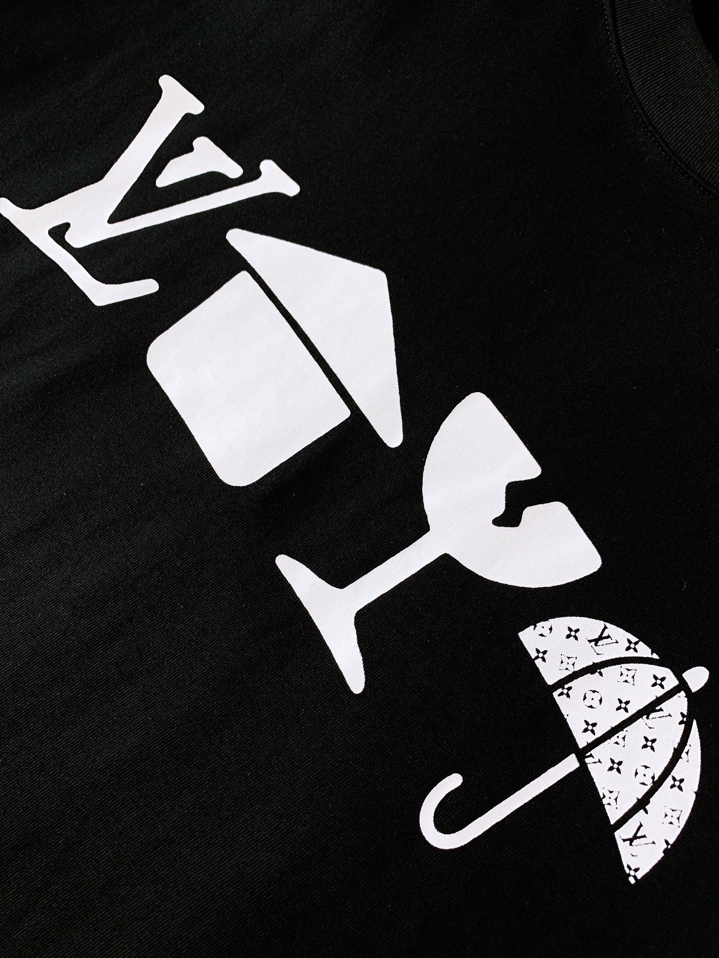 LouisVuitton 路易威登 2026SS春夏新品趣味符号印花黑T👕打破常规Logo设计，胸前创意