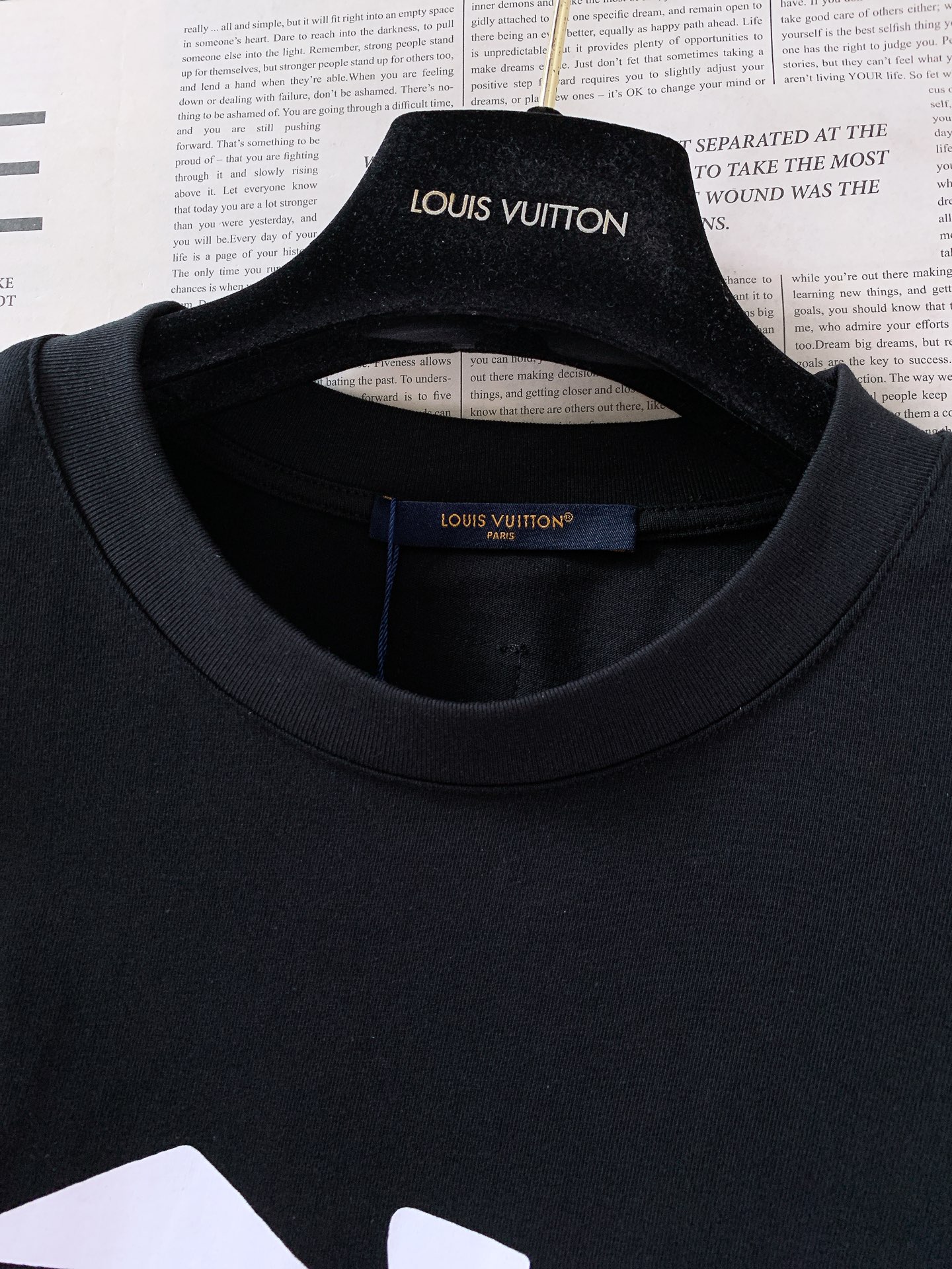 LouisVuitton 路易威登 2026SS春夏新品趣味符号印花黑T👕打破常规Logo设计，胸前创意