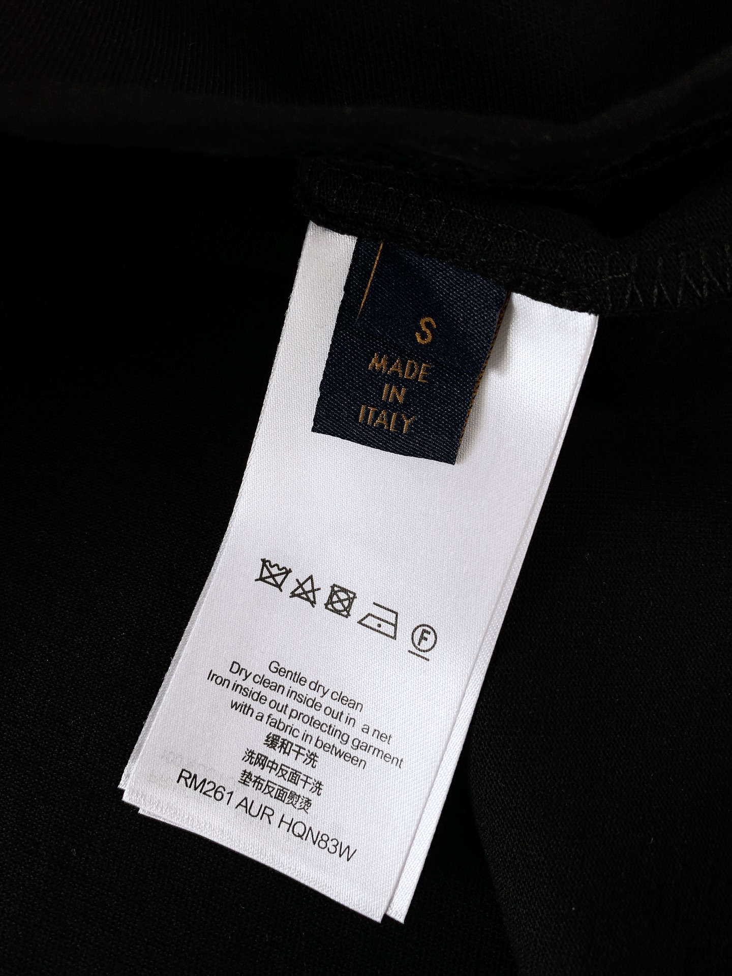 LouisVuitton 路易威登 2026SS春夏新品趣味符号印花黑T👕打破常规Logo设计，胸前创意
