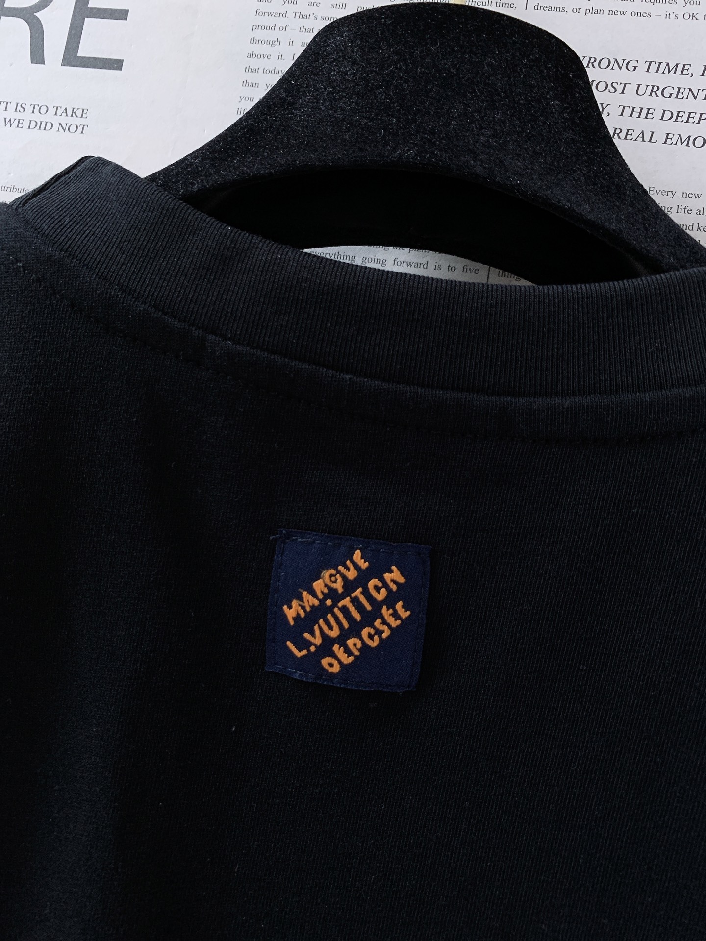 LouisVuitton 路易威登 2026SS春夏新品趣味符号印花黑T👕打破常规Logo设计，胸前创意
