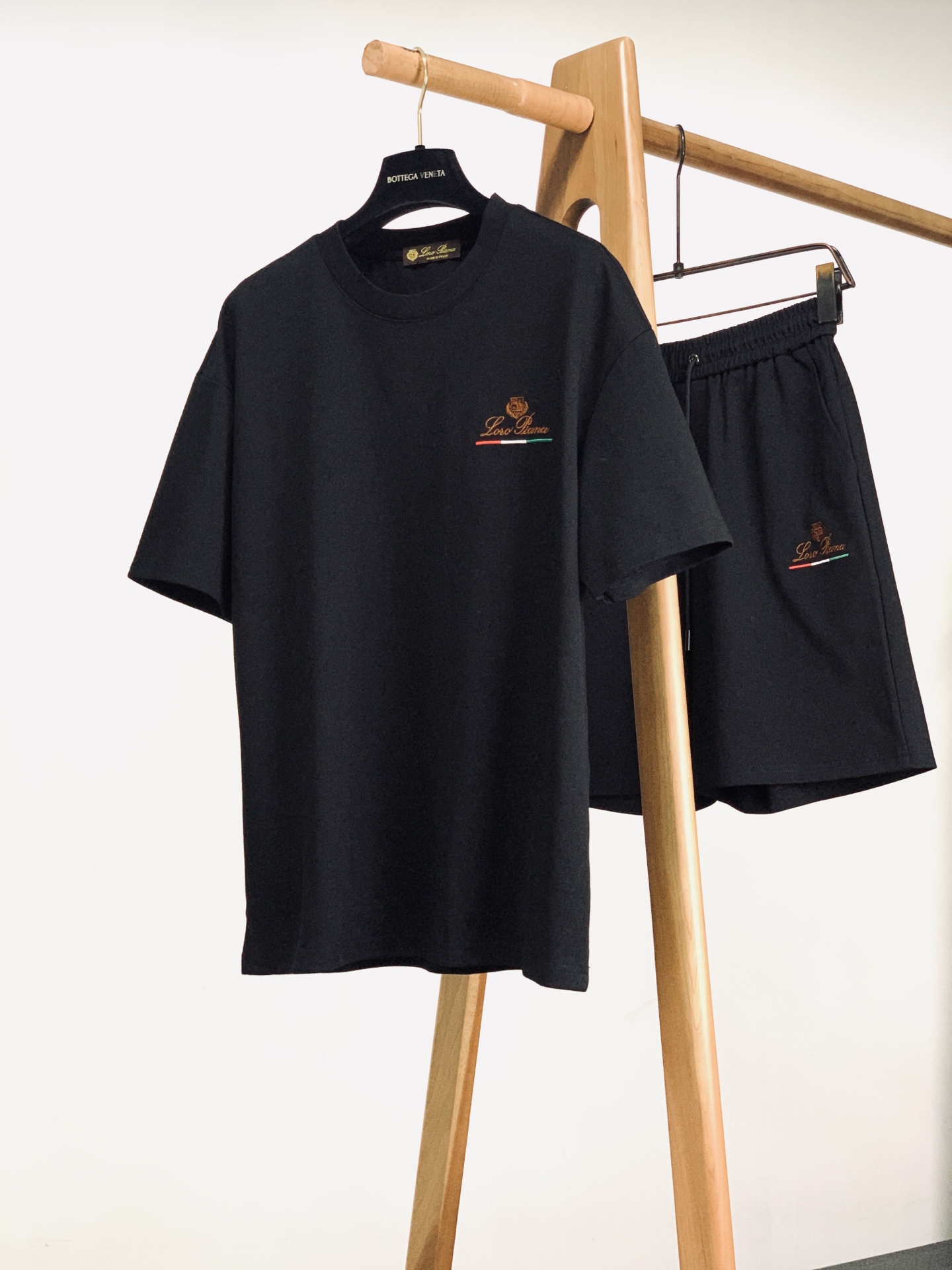 LoroPiana L.P SS春夏新品 休闲刺绣标识套装，精选定制混纺针织面料，手感顺滑柔软，透气舒适
