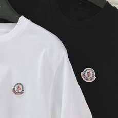 Moncler 蒙口 2026SS春夏新品 基础圆领短袖👕精选高支丝光棉材质,上身垂顺软糯,透气度适配整 Moncler 蒙口 2026SS春夏新品 基础圆领短袖👕精选高支丝光棉材质,上身垂顺软糯,透气度适配整