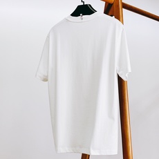 Moncler 蒙口 2026SS春夏新品 基础圆领短袖👕精选高支丝光棉材质,上身垂顺软糯,透气度适配整 Moncler 蒙口 2026SS春夏新品 基础圆领短袖👕精选高支丝光棉材质,上身垂顺软糯,透气度适配整