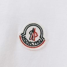 Moncler 蒙口 2026SS春夏新品 基础圆领短袖👕精选高支丝光棉材质,上身垂顺软糯,透气度适配整 Moncler 蒙口 2026SS春夏新品 基础圆领短袖👕精选高支丝光棉材质,上身垂顺软糯,透气度适配整