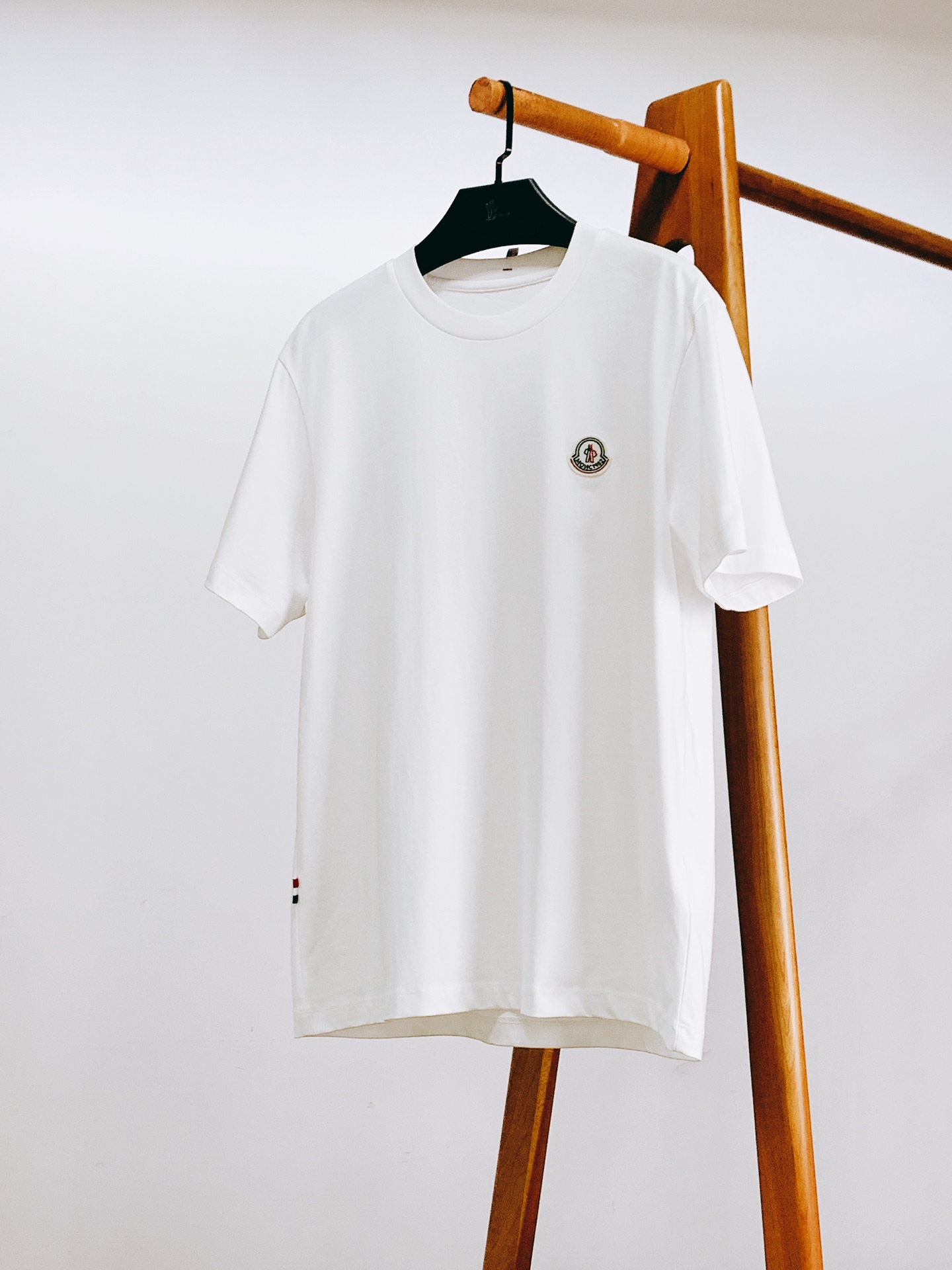 Moncler 蒙口 2026SS春夏新品 基础圆领短袖👕精选高支丝光棉材质，上身垂顺软糯，透气度适配整