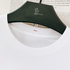 Moncler 蒙口 2026SS春夏新品 基础圆领短袖👕精选高支丝光棉材质,上身垂顺软糯,透气度适配整 Moncler 蒙口 2026SS春夏新品 基础圆领短袖👕精选高支丝光棉材质,上身垂顺软糯,透气度适配整