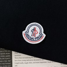 Moncler 蒙口 2026SS春夏新品 基础圆领短袖👕精选高支丝光棉材质,上身垂顺软糯,透气度适配整 Moncler 蒙口 2026SS春夏新品 基础圆领短袖👕精选高支丝光棉材质,上身垂顺软糯,透气度适配整