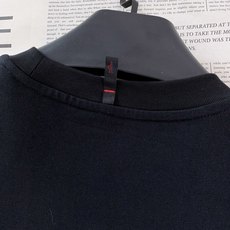 Moncler 蒙口 2026SS春夏新品 基础圆领短袖👕精选高支丝光棉材质,上身垂顺软糯,透气度适配整 Moncler 蒙口 2026SS春夏新品 基础圆领短袖👕精选高支丝光棉材质,上身垂顺软糯,透气度适配整