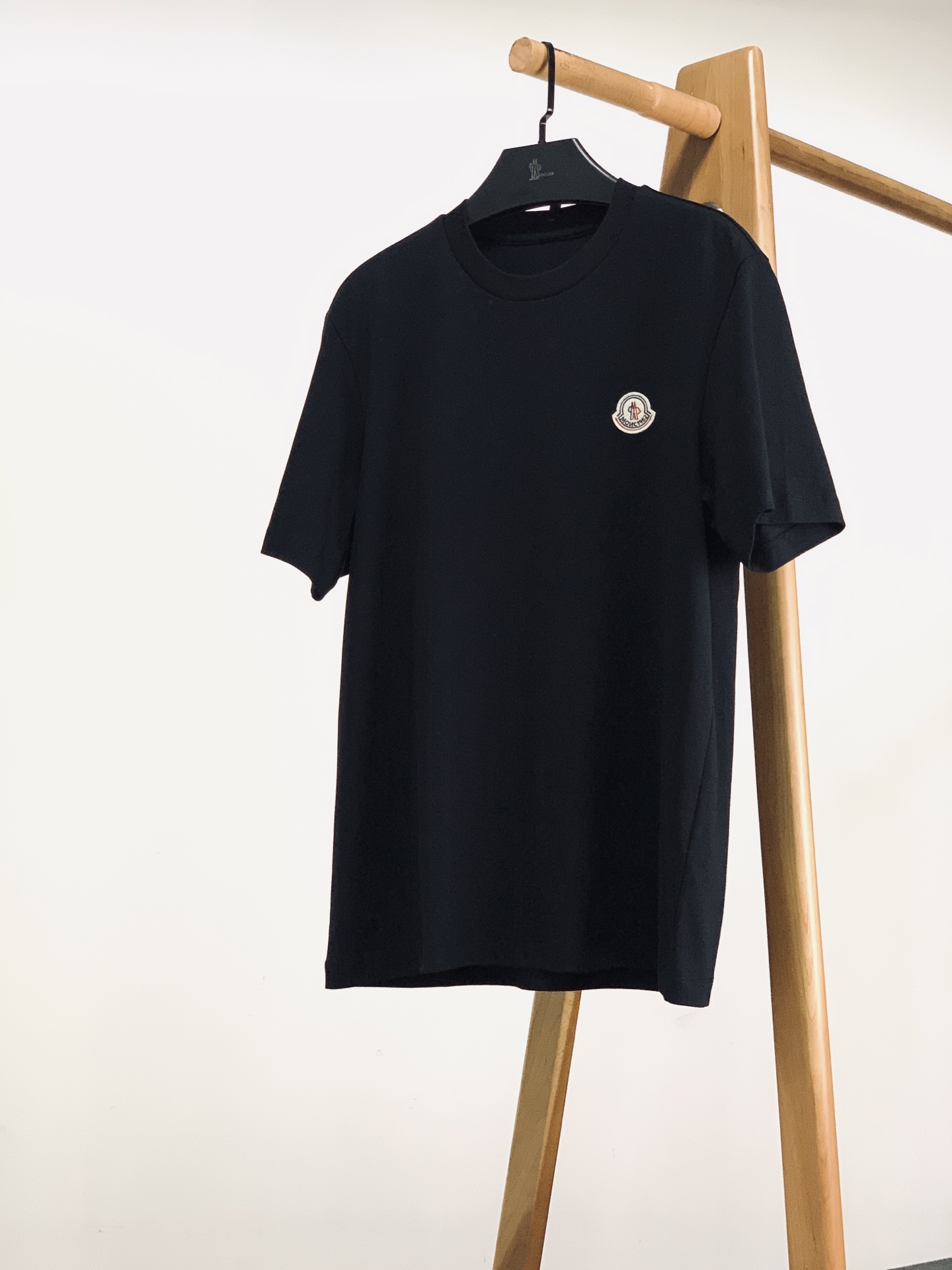 Moncler 蒙口 2026SS春夏新品 基础圆领短袖👕精选高支丝光棉材质，上身垂顺软糯，透气度适配整