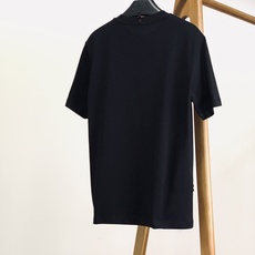 Moncler 蒙口 2026SS春夏新品 基础圆领短袖👕精选高支丝光棉材质,上身垂顺软糯,透气度适配整 Moncler 蒙口 2026SS春夏新品 基础圆领短袖👕精选高支丝光棉材质,上身垂顺软糯,透气度适配整
