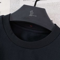 Moncler 蒙口 2026SS春夏新品 基础圆领短袖👕精选高支丝光棉材质,上身垂顺软糯,透气度适配整 Moncler 蒙口 2026SS春夏新品 基础圆领短袖👕精选高支丝光棉材质,上身垂顺软糯,透气度适配整