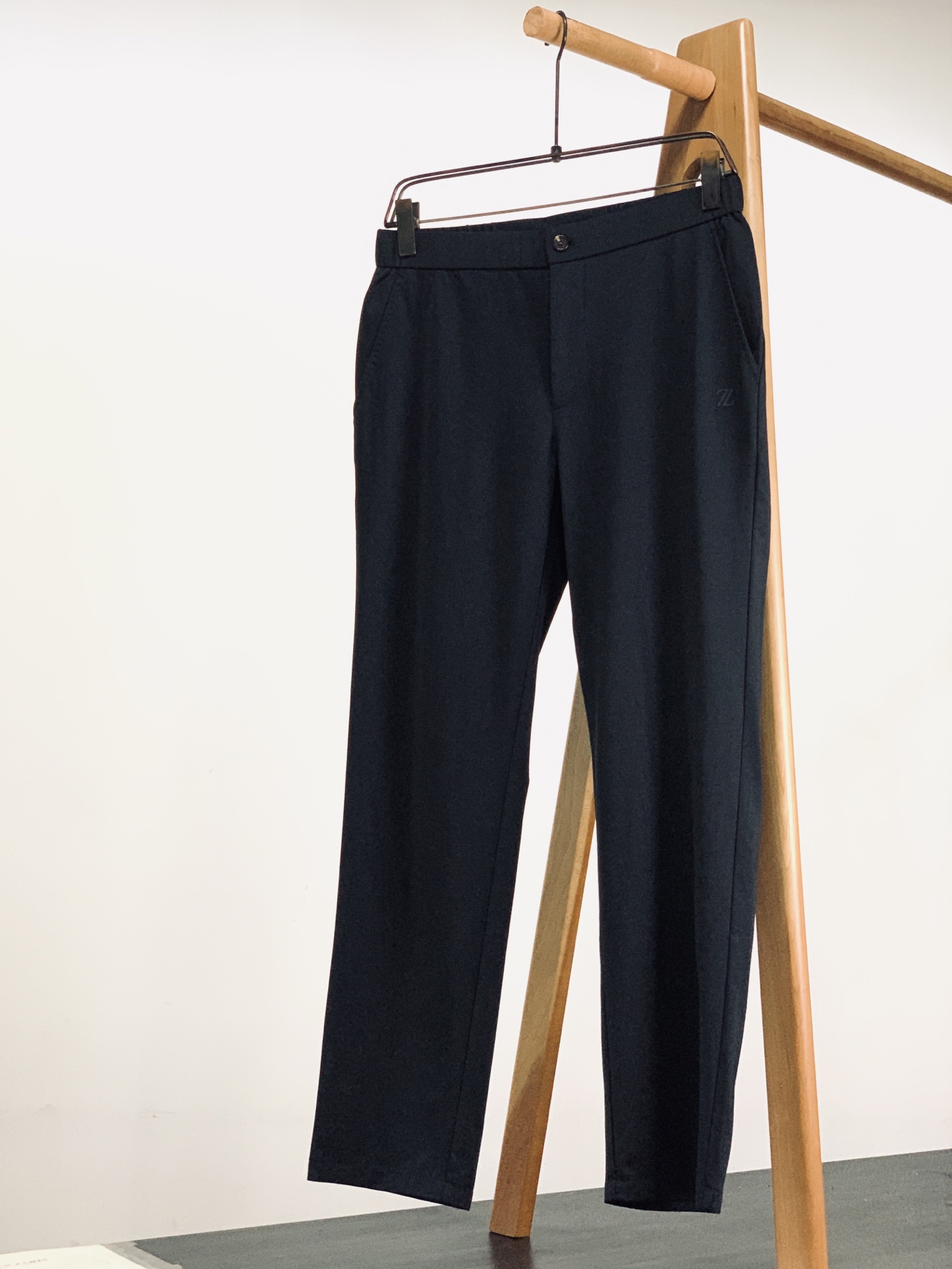 Ermenegildo Zegna 杰尼亚 2026SS春夏新品弹力直筒休闲长裤👖定制抗皱弹力面料，垂感