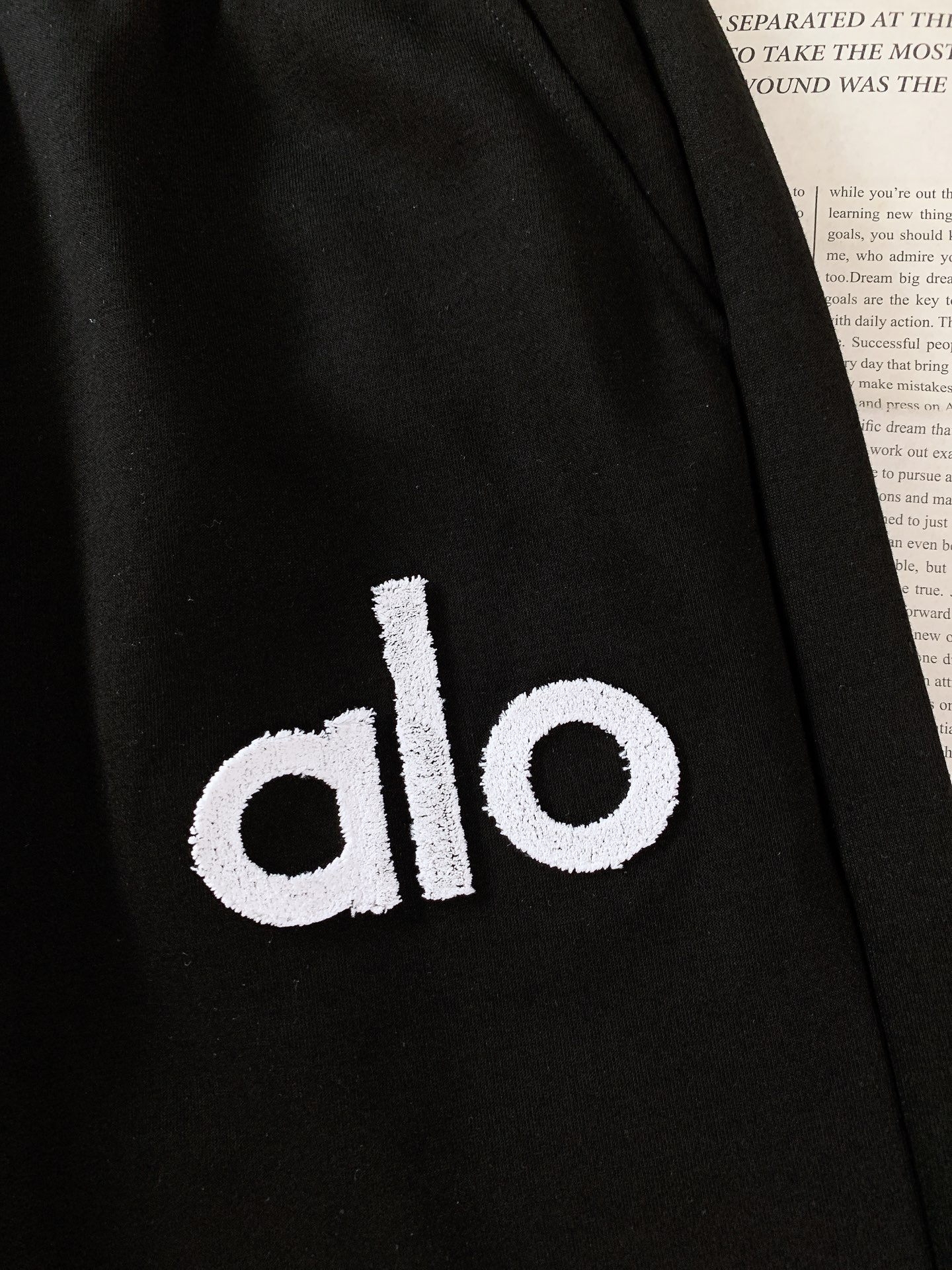 ALO 阿洛 2026SS春夏新品 毛巾绣标识套装。高弹透气针织面料，上身柔软舒适，吸湿速干，日常或者运