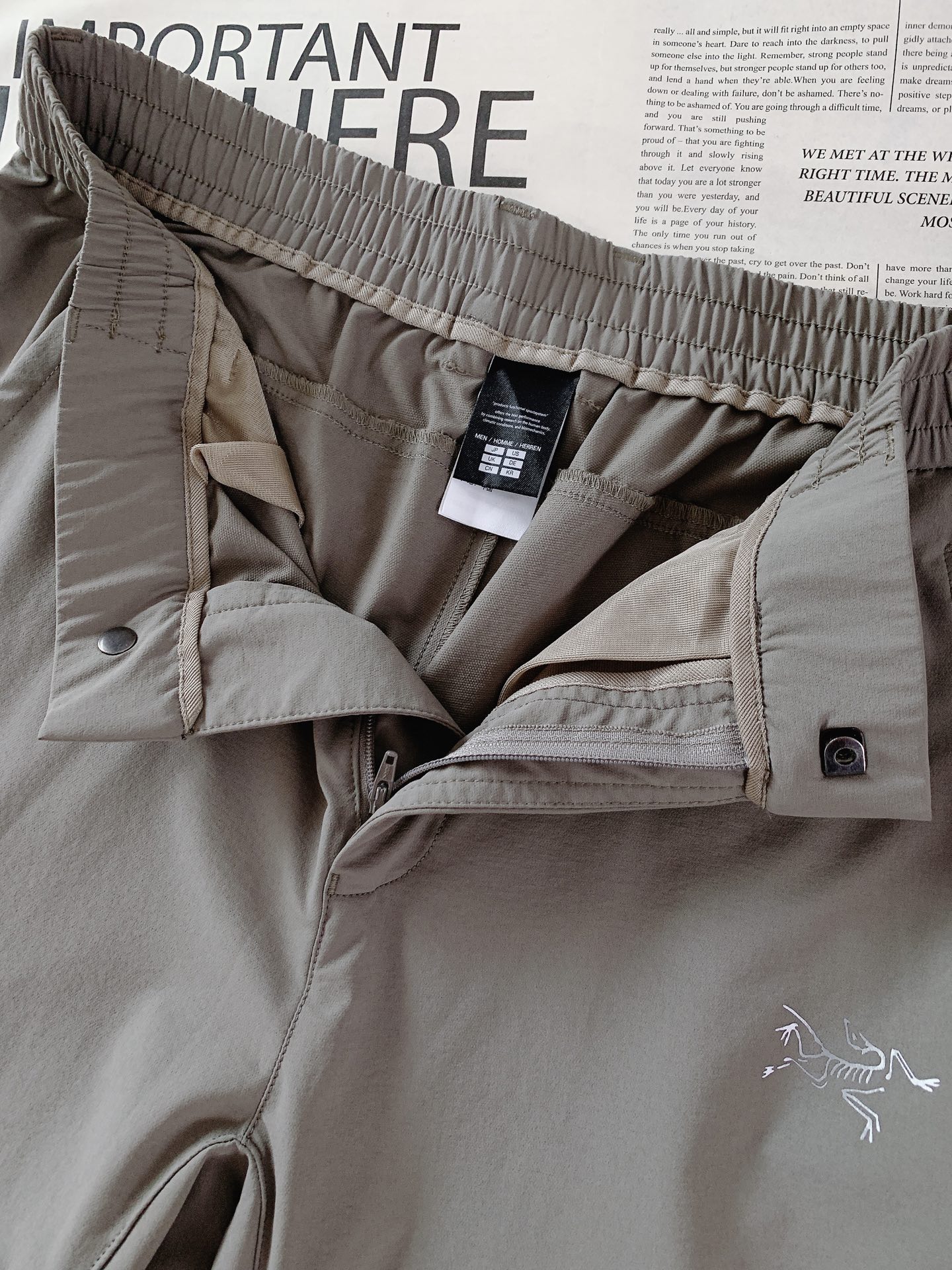 ARCTERYX 始祖鸟 2026SS春夏新品弹力机能休闲长裤，进口速干抗水面料，上身轻盈透气，日常小雨