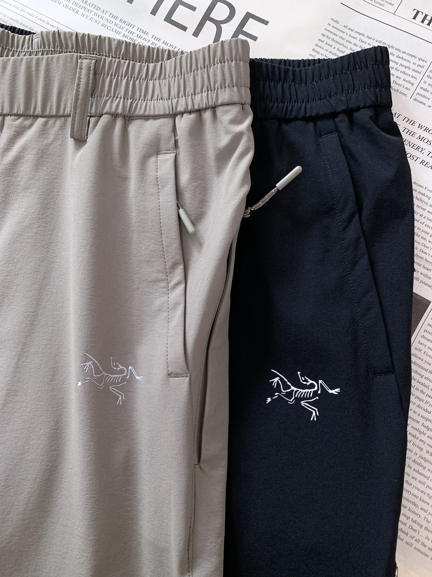 ARCTERYX 始祖鸟 2026SS春夏新品弹力机能休闲长裤，进口速干抗水面料，上身轻盈透气，日常小雨