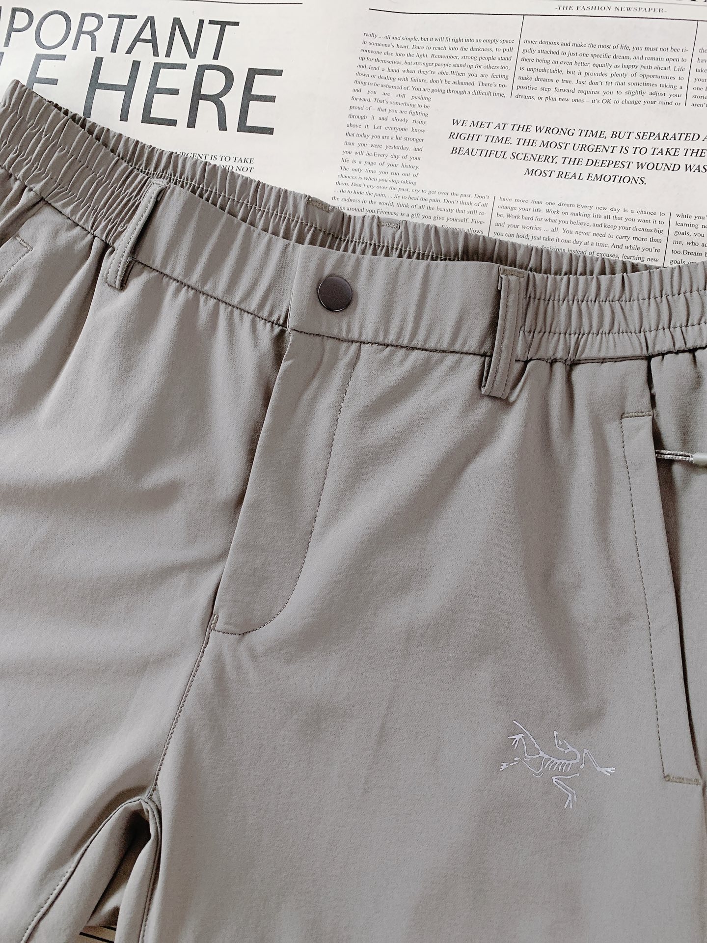 ARCTERYX 始祖鸟 2026SS春夏新品弹力机能休闲长裤，进口速干抗水面料，上身轻盈透气，日常小雨