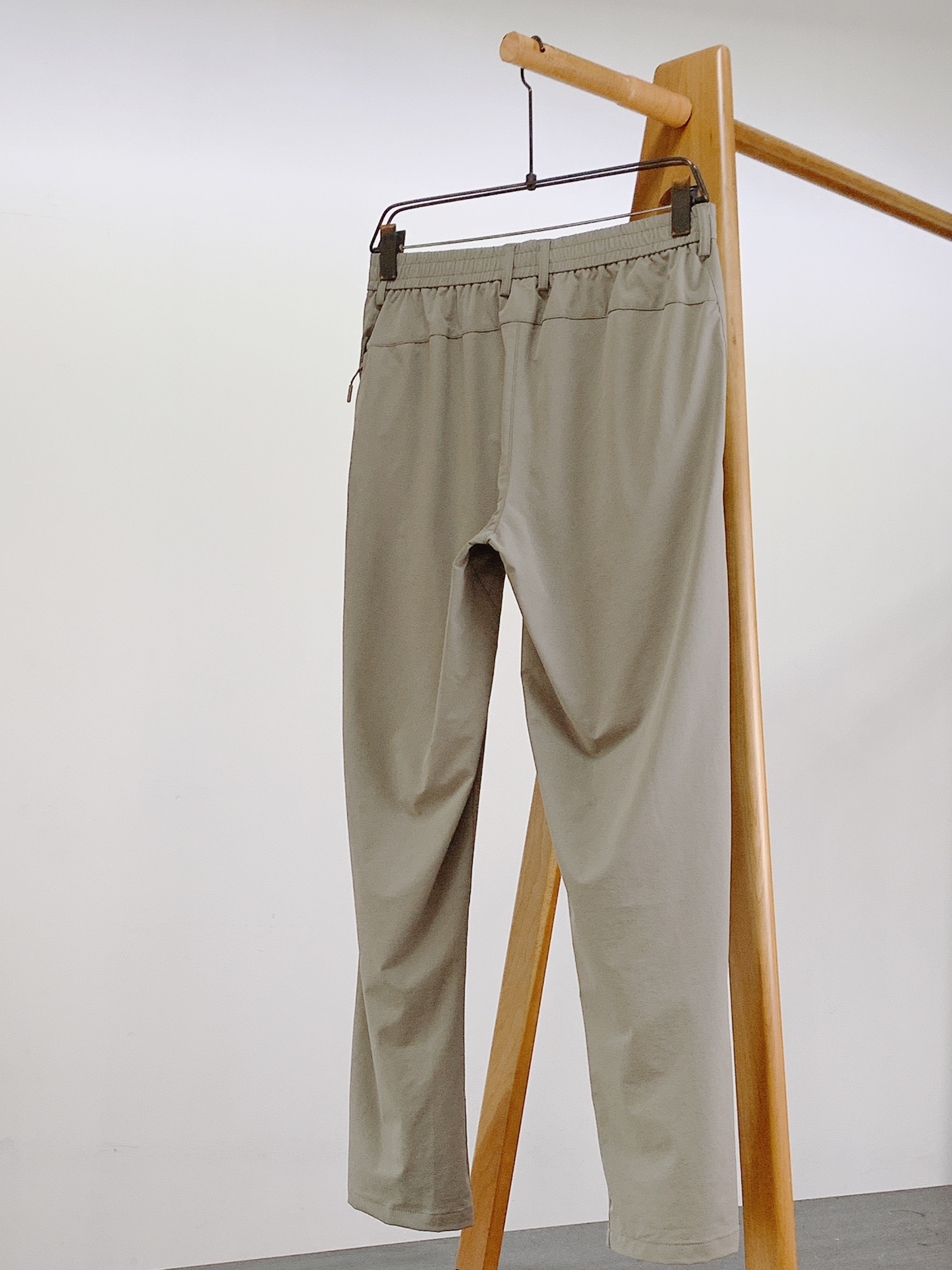 ARCTERYX 始祖鸟 2026SS春夏新品弹力机能休闲长裤，进口速干抗水面料，上身轻盈透气，日常小雨