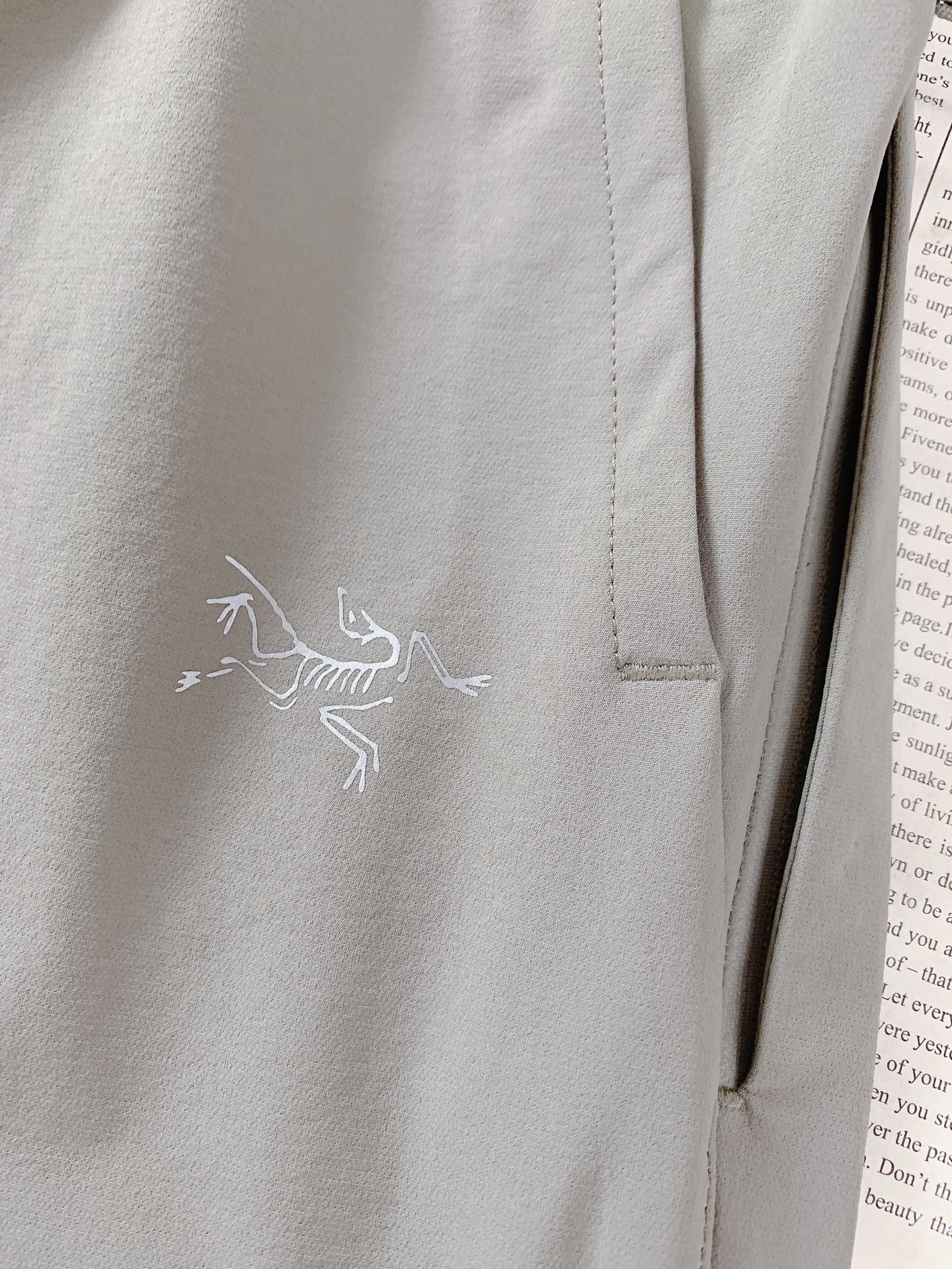 ARCTERYX 始祖鸟 2026SS春夏新品弹力机能休闲长裤，进口速干抗水面料，上身轻盈透气，日常小雨
