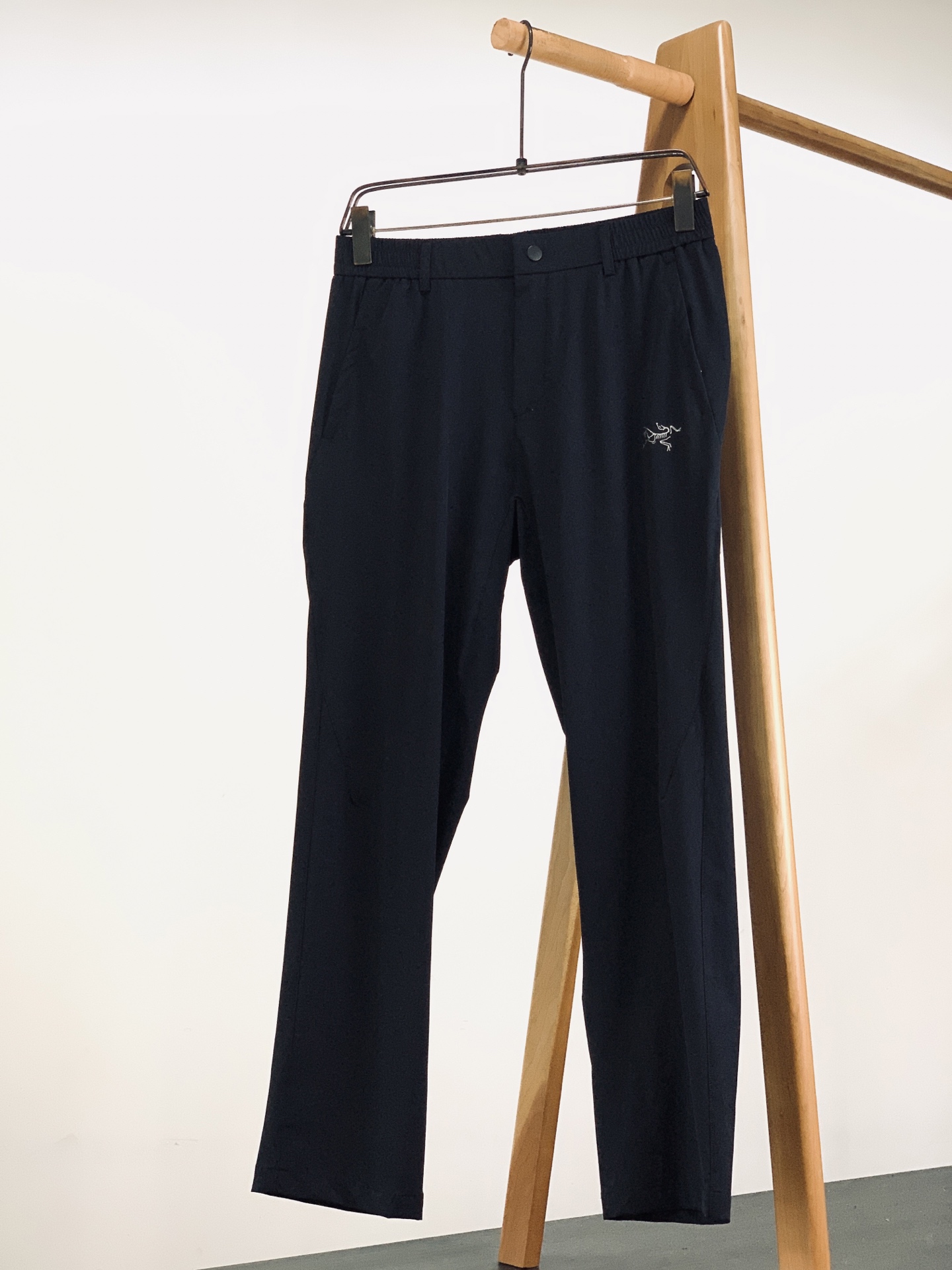 ARCTERYX 始祖鸟 2026SS春夏新品弹力机能休闲长裤，进口速干抗水面料，上身轻盈透气，日常小雨