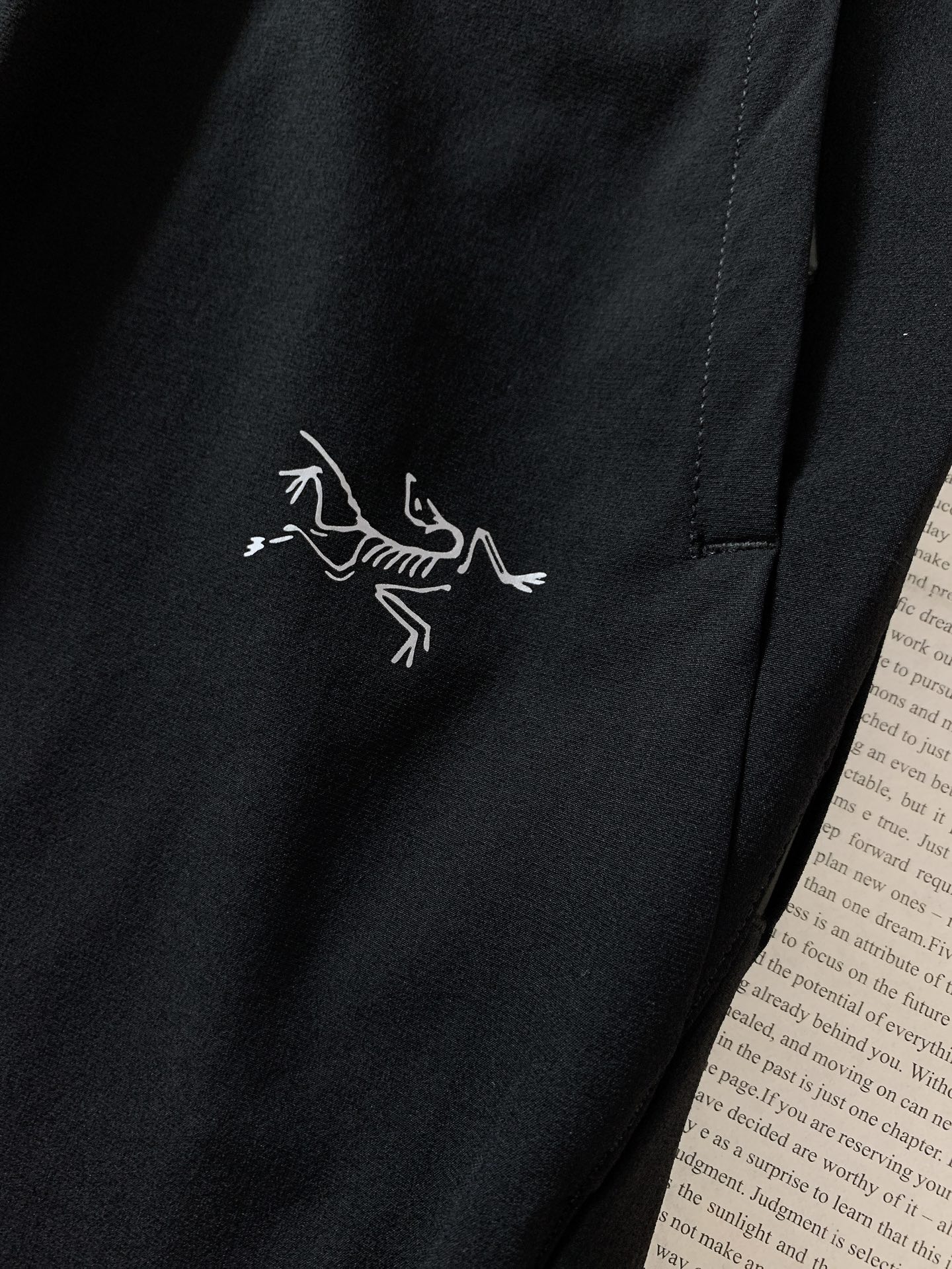 ARCTERYX 始祖鸟 2026SS春夏新品弹力机能休闲长裤，进口速干抗水面料，上身轻盈透气，日常小雨