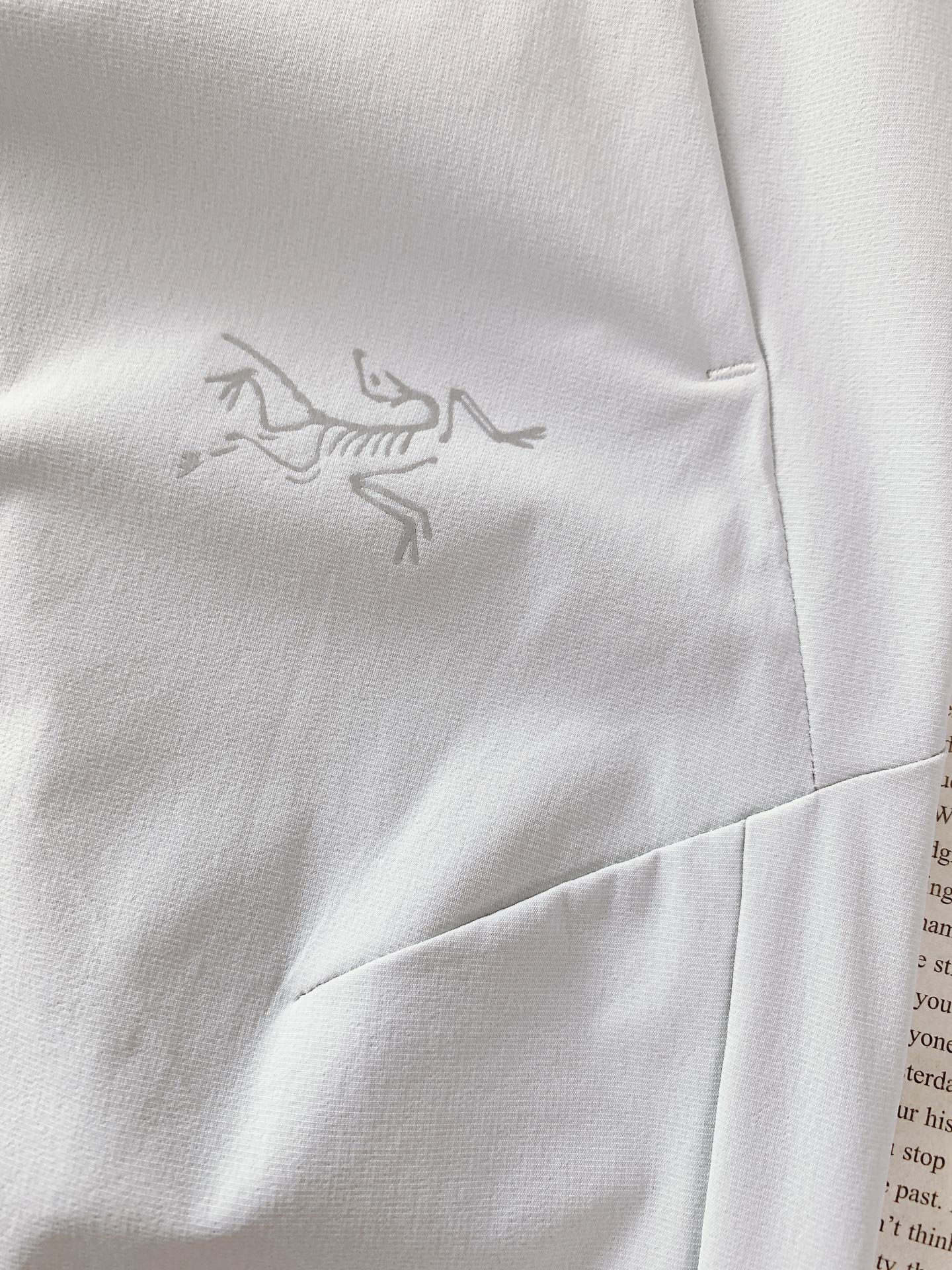ARCTERYX 始祖鸟 2026SS春夏新品松紧款机能休闲长裤，进口速干抗水面料，上身轻盈透气无束缚。