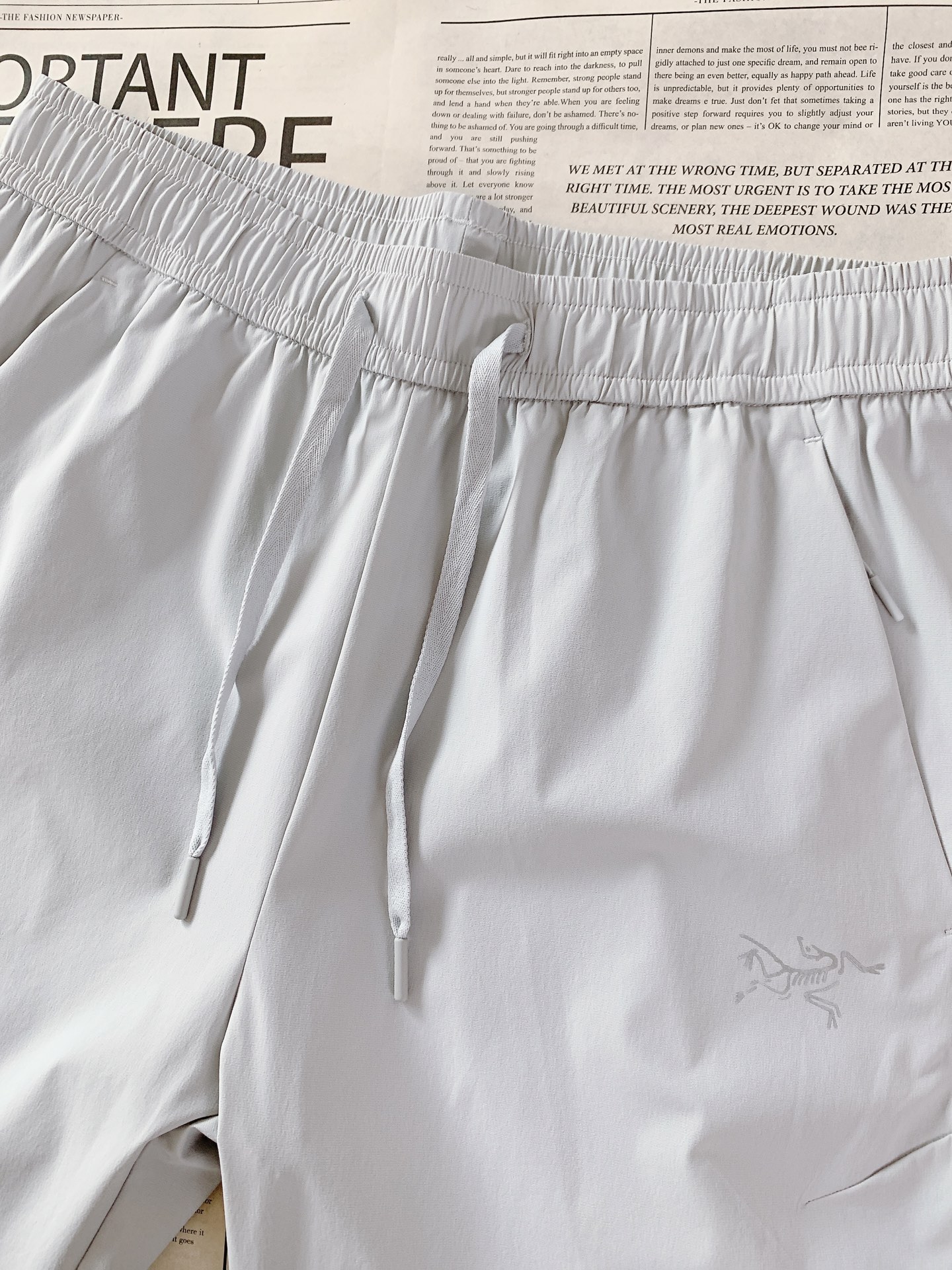 ARCTERYX 始祖鸟 2026SS春夏新品松紧款机能休闲长裤，进口速干抗水面料，上身轻盈透气无束缚。