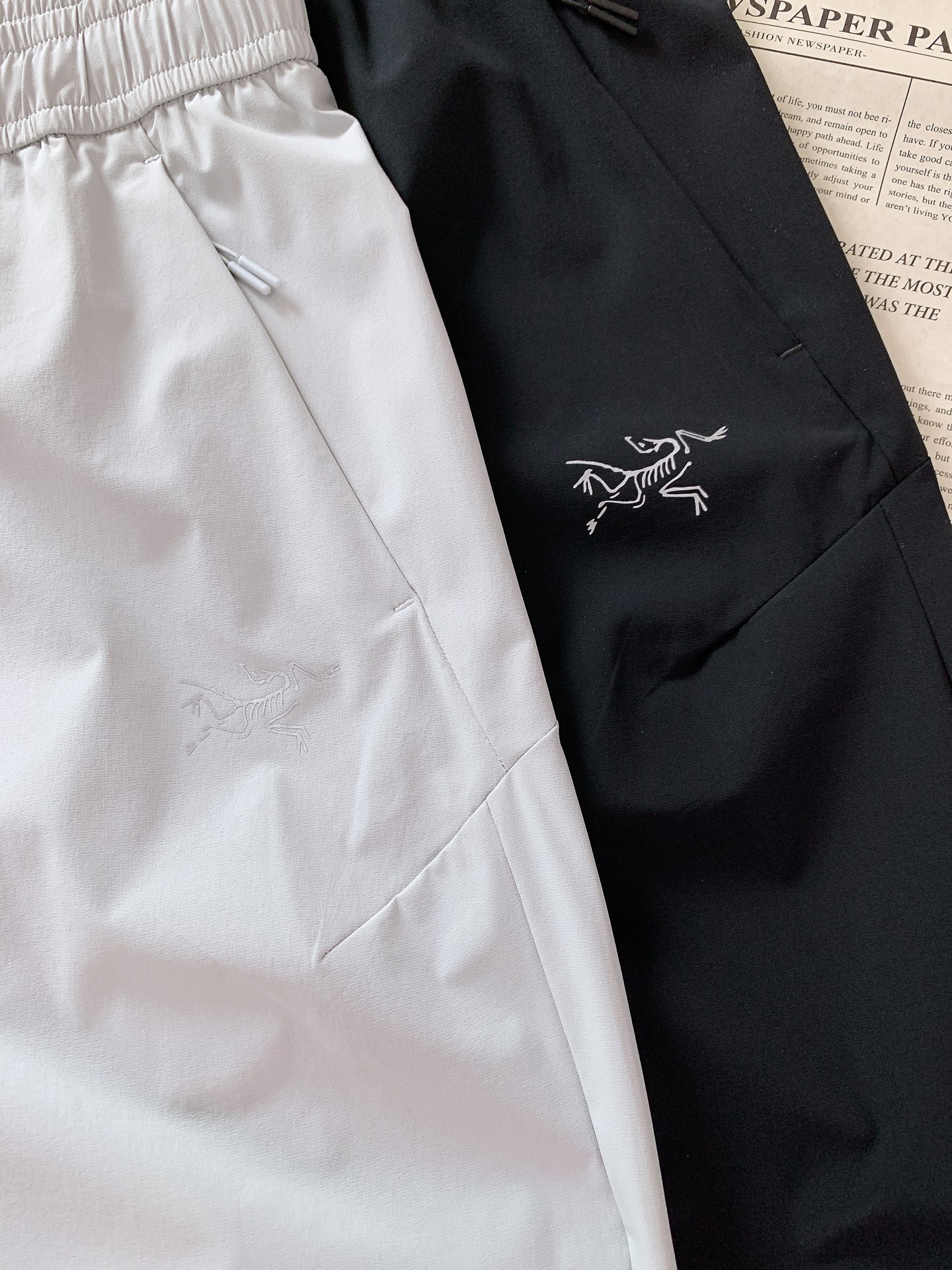 ARCTERYX 始祖鸟 2026SS春夏新品松紧款机能休闲长裤，进口速干抗水面料，上身轻盈透气无束缚。
