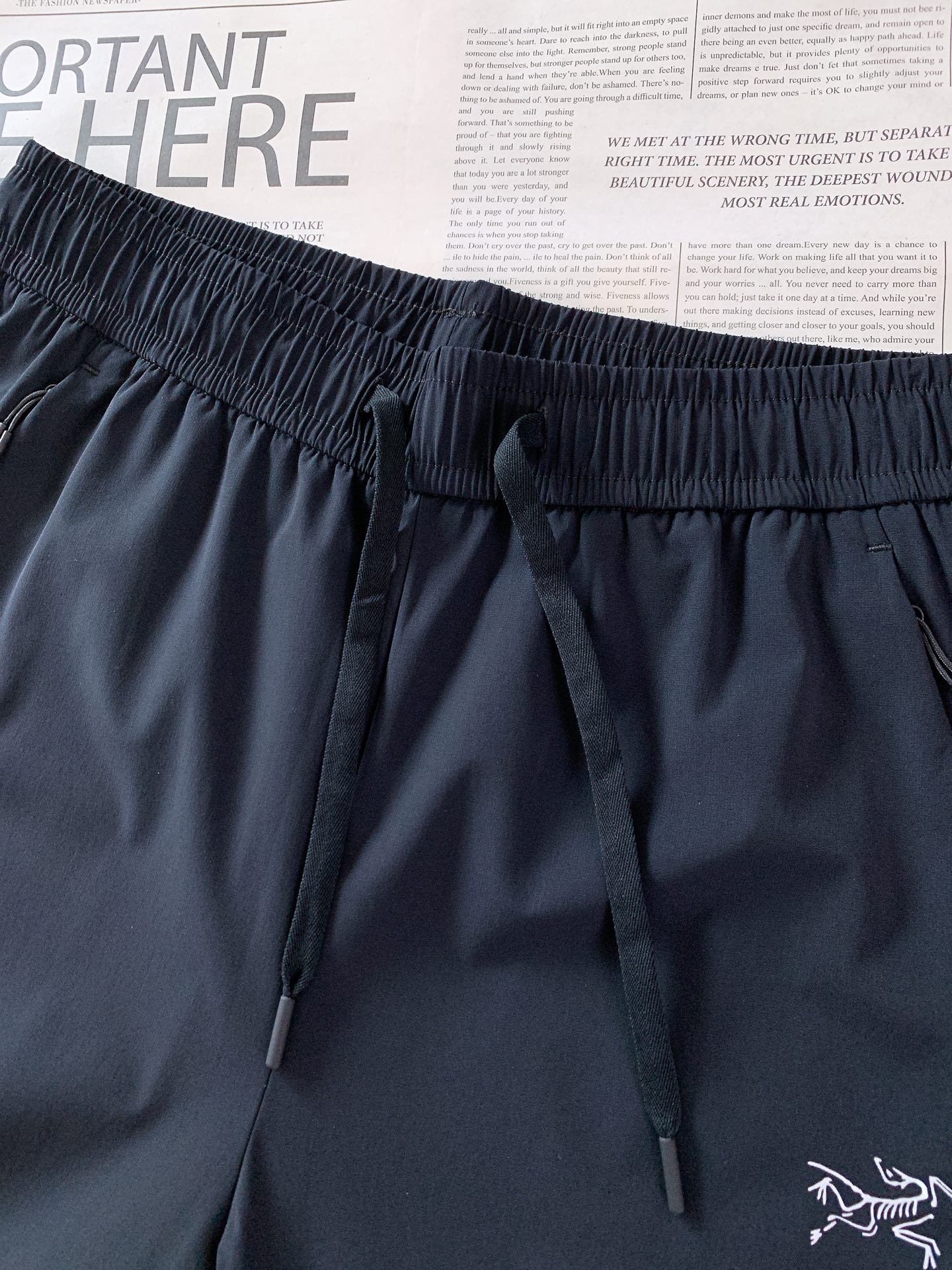 ARCTERYX 始祖鸟 2026SS春夏新品松紧款机能休闲长裤，进口速干抗水面料，上身轻盈透气无束缚。