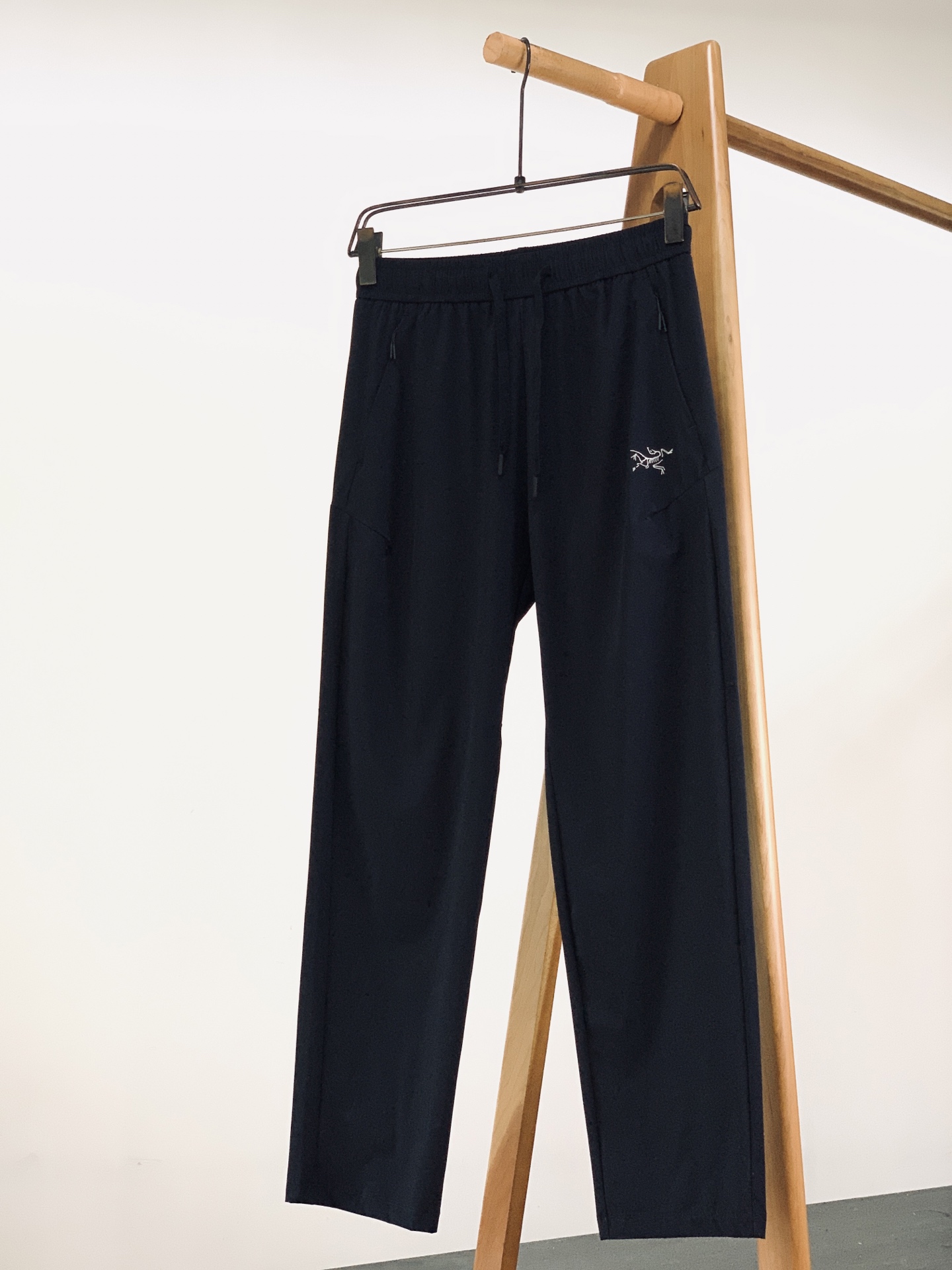 ARCTERYX 始祖鸟 2026SS春夏新品松紧款机能休闲长裤，进口速干抗水面料，上身轻盈透气无束缚。