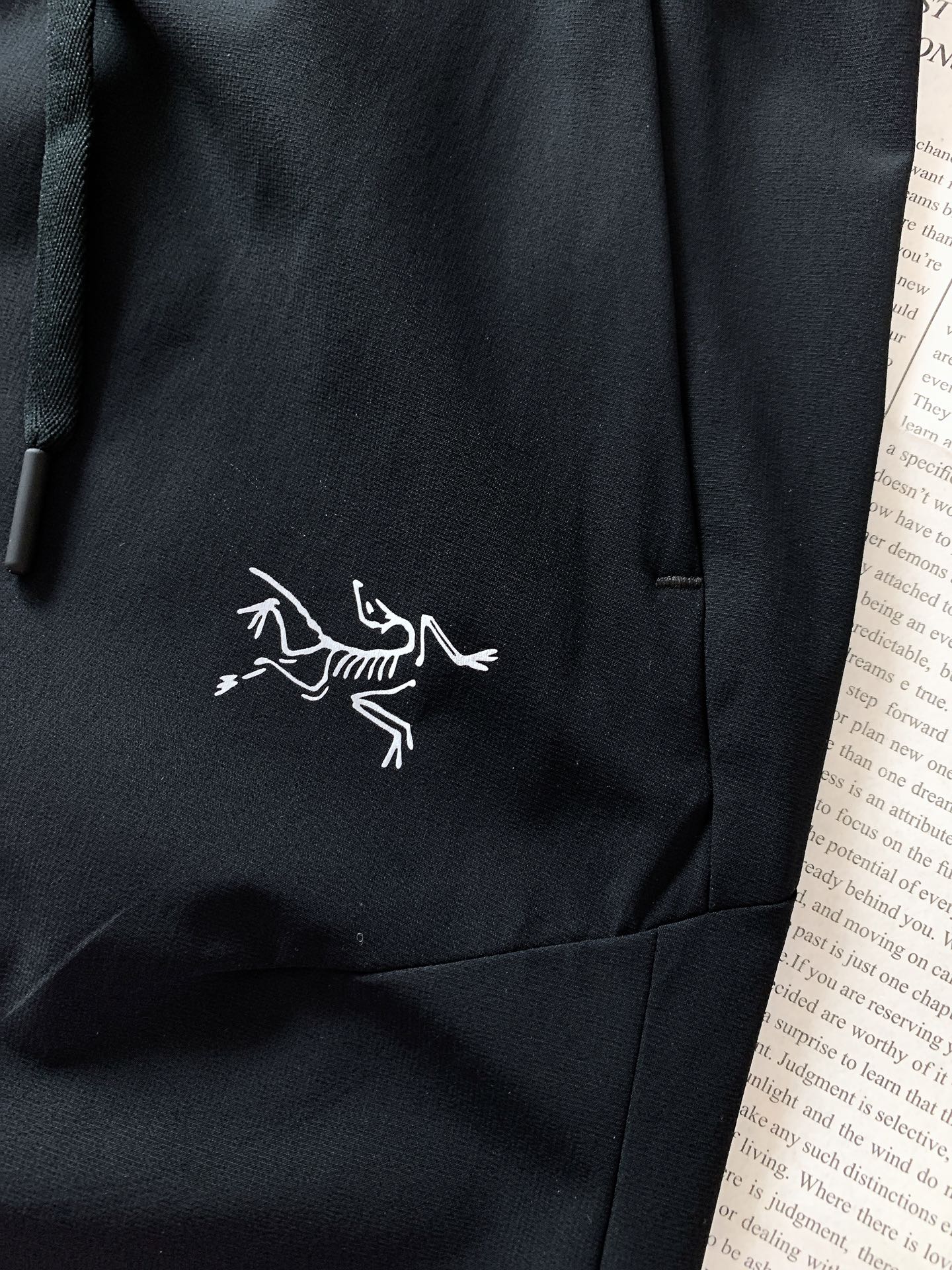ARCTERYX 始祖鸟 2026SS春夏新品松紧款机能休闲长裤，进口速干抗水面料，上身轻盈透气无束缚。