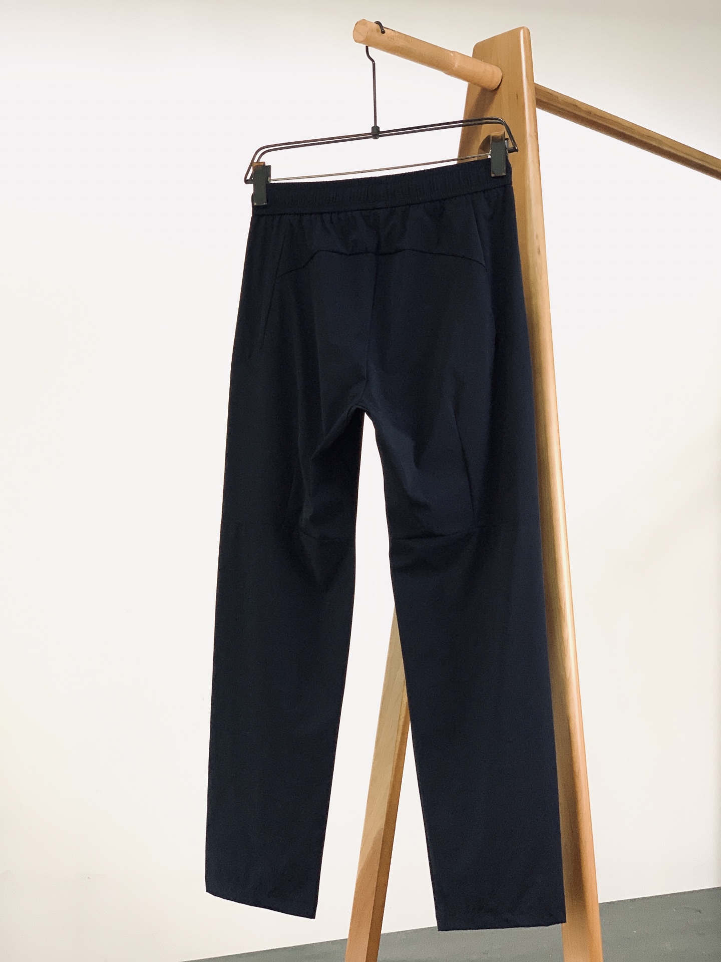 ARCTERYX 始祖鸟 2026SS春夏新品松紧款机能休闲长裤，进口速干抗水面料，上身轻盈透气无束缚。